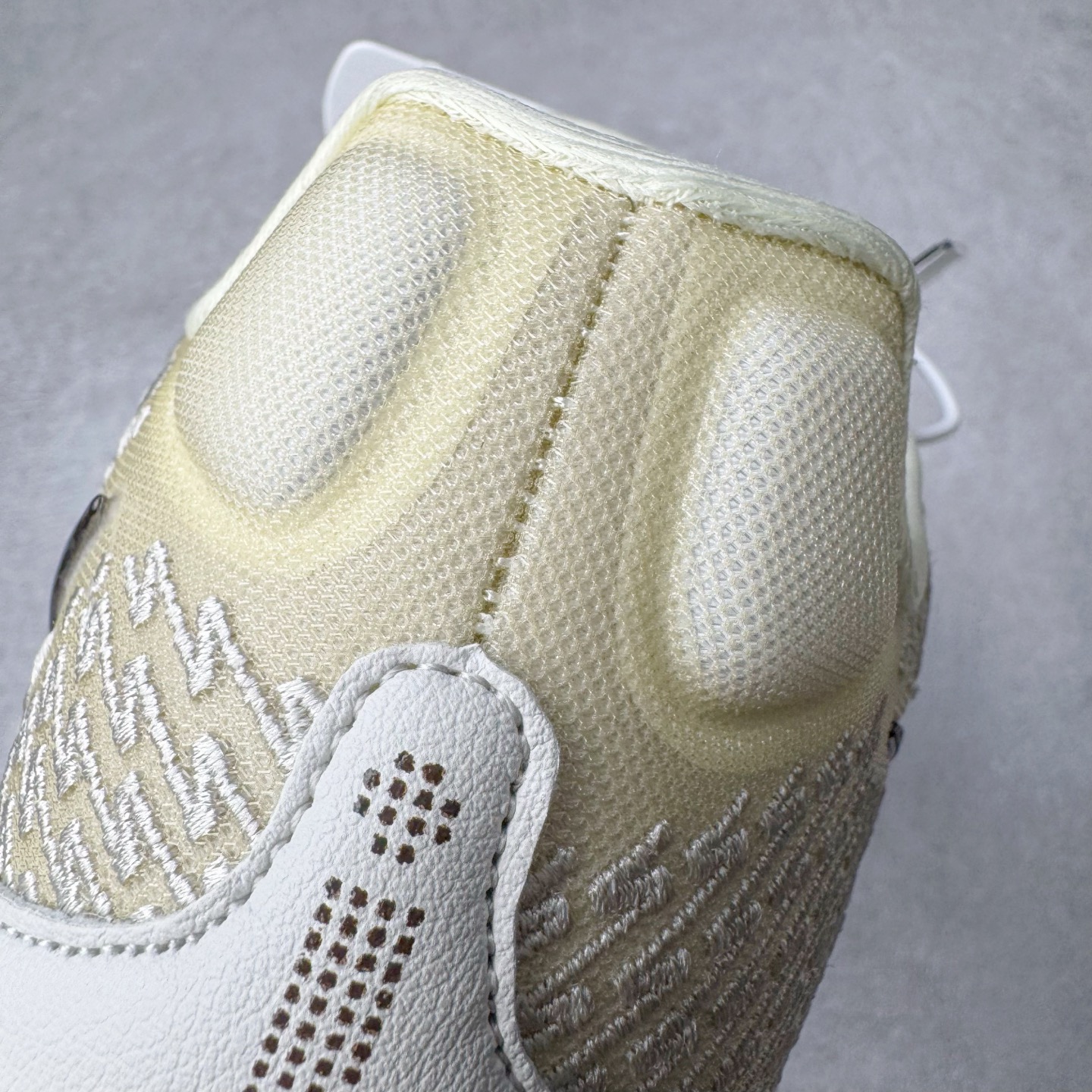 图片[16]-＃Max/灭世 NK Sabrina 2 萨布丽娜二代签名减震防滑低帮篮球鞋 椰奶色 FZ1517-102 革新登场🌪🔝颠覆革新出货‼️缓震配置独家革新！实战属性直接拉满👊🏻实战天花板上限再度提升！实战亲测-性能体验吊打国产同价位鞋款 ⚫️前掌扇形zoom➕增配中足抗扭片➕增配后掌马蹄ZOOM气垫（正品仅配置前掌扇形zoom） 完美解决 正品抗扭不足问题 ⚫️采用科比5代鞋楦以及龙骨数据打造！前后落差仅6mm！小科5实至名归！ ⚫️鞋身➕鞋头增配高频补强层，提升鞋头以及脚踝支撑性 ⚫️鞋垫采用高弹缓震垫材质-磨合一场直接贴合脚型☑️ ⚫️外底加厚2mm，升级止滑配方，磨合一次，抓地原地起飞 后卫旗舰有且只在灭世纯原（支持市场任意货品正面PK） 真材实料，肉眼可见！革新升级绝非空穴来风！灭世纯原内外兼修，用态度诠释最强实战货品👊🏻 尺码：39-46（尺码建议：标准亚洲楦 无需大半码）-选品中心