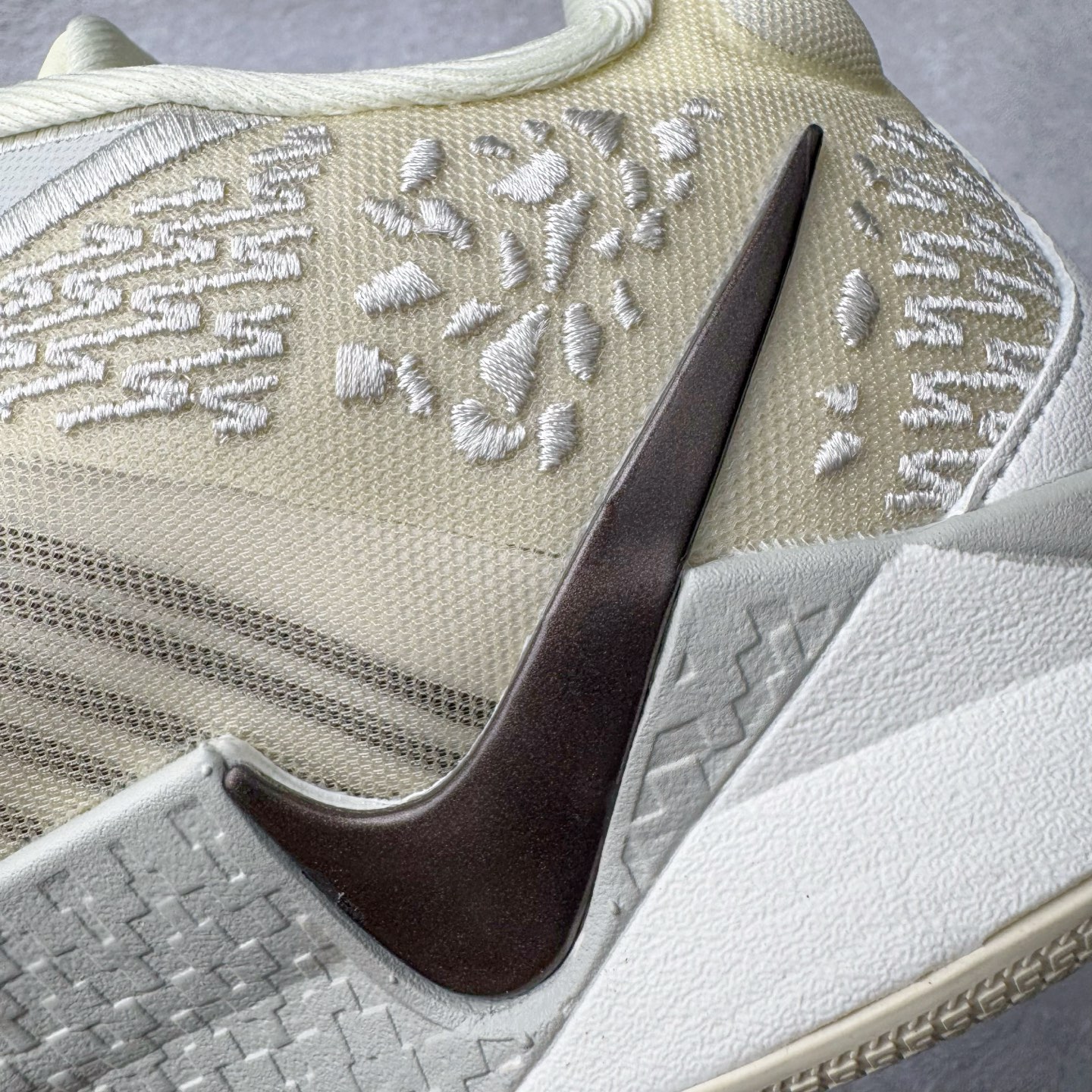 图片[13]-＃Max/灭世 NK Sabrina 2 萨布丽娜二代签名减震防滑低帮篮球鞋 椰奶色 FZ1517-102 革新登场🌪🔝颠覆革新出货‼️缓震配置独家革新！实战属性直接拉满👊🏻实战天花板上限再度提升！实战亲测-性能体验吊打国产同价位鞋款 ⚫️前掌扇形zoom➕增配中足抗扭片➕增配后掌马蹄ZOOM气垫（正品仅配置前掌扇形zoom） 完美解决 正品抗扭不足问题 ⚫️采用科比5代鞋楦以及龙骨数据打造！前后落差仅6mm！小科5实至名归！ ⚫️鞋身➕鞋头增配高频补强层，提升鞋头以及脚踝支撑性 ⚫️鞋垫采用高弹缓震垫材质-磨合一场直接贴合脚型☑️ ⚫️外底加厚2mm，升级止滑配方，磨合一次，抓地原地起飞 后卫旗舰有且只在灭世纯原（支持市场任意货品正面PK） 真材实料，肉眼可见！革新升级绝非空穴来风！灭世纯原内外兼修，用态度诠释最强实战货品👊🏻 尺码：39-46（尺码建议：标准亚洲楦 无需大半码）-选品中心