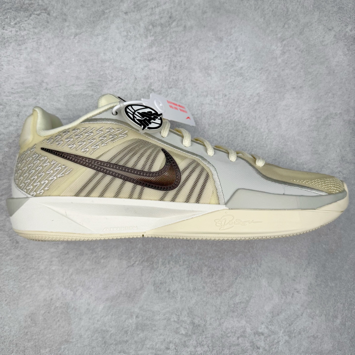 ＃Max/灭世 NK Sabrina 2 萨布丽娜二代签名减震防滑低帮篮球鞋 椰奶色 FZ1517-102 革新登场🌪🔝颠覆革新出货‼️缓震配置独家革新！实战属性直接拉满👊🏻实战天花板上限再度提升！实战亲测-性能体验吊打国产同价位鞋款 ⚫️前掌扇形zoom➕增配中足抗扭片➕增配后掌马蹄ZOOM气垫（正品仅配置前掌扇形zoom） 完美解决 正品抗扭不足问题 ⚫️采用科比5代鞋楦以及龙骨数据打造！前后落差仅6mm！小科5实至名归！ ⚫️鞋身➕鞋头增配高频补强层，提升鞋头以及脚踝支撑性 ⚫️鞋垫采用高弹缓震垫材质-磨合一场直接贴合脚型☑️ ⚫️外底加厚2mm，升级止滑配方，磨合一次，抓地原地起飞 后卫旗舰有且只在灭世纯原（支持市场任意货品正面PK） 真材实料，肉眼可见！革新升级绝非空穴来风！灭世纯原内外兼修，用态度诠释最强实战货品👊🏻 尺码：39-46（尺码建议：标准亚洲楦 无需大半码）-选品中心