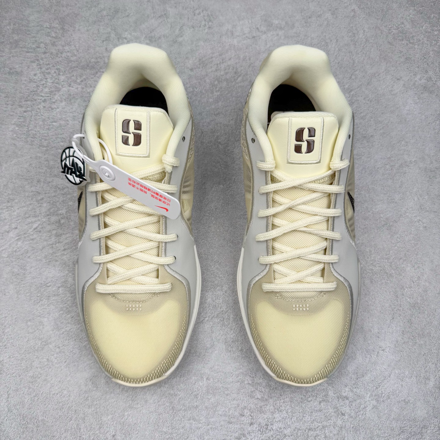 图片[2]-＃Max/灭世 NK Sabrina 2 萨布丽娜二代签名减震防滑低帮篮球鞋 椰奶色 FZ1517-102 革新登场🌪🔝颠覆革新出货‼️缓震配置独家革新！实战属性直接拉满👊🏻实战天花板上限再度提升！实战亲测-性能体验吊打国产同价位鞋款 ⚫️前掌扇形zoom➕增配中足抗扭片➕增配后掌马蹄ZOOM气垫（正品仅配置前掌扇形zoom） 完美解决 正品抗扭不足问题 ⚫️采用科比5代鞋楦以及龙骨数据打造！前后落差仅6mm！小科5实至名归！ ⚫️鞋身➕鞋头增配高频补强层，提升鞋头以及脚踝支撑性 ⚫️鞋垫采用高弹缓震垫材质-磨合一场直接贴合脚型☑️ ⚫️外底加厚2mm，升级止滑配方，磨合一次，抓地原地起飞 后卫旗舰有且只在灭世纯原（支持市场任意货品正面PK） 真材实料，肉眼可见！革新升级绝非空穴来风！灭世纯原内外兼修，用态度诠释最强实战货品👊🏻 尺码：39-46（尺码建议：标准亚洲楦 无需大半码）-选品中心