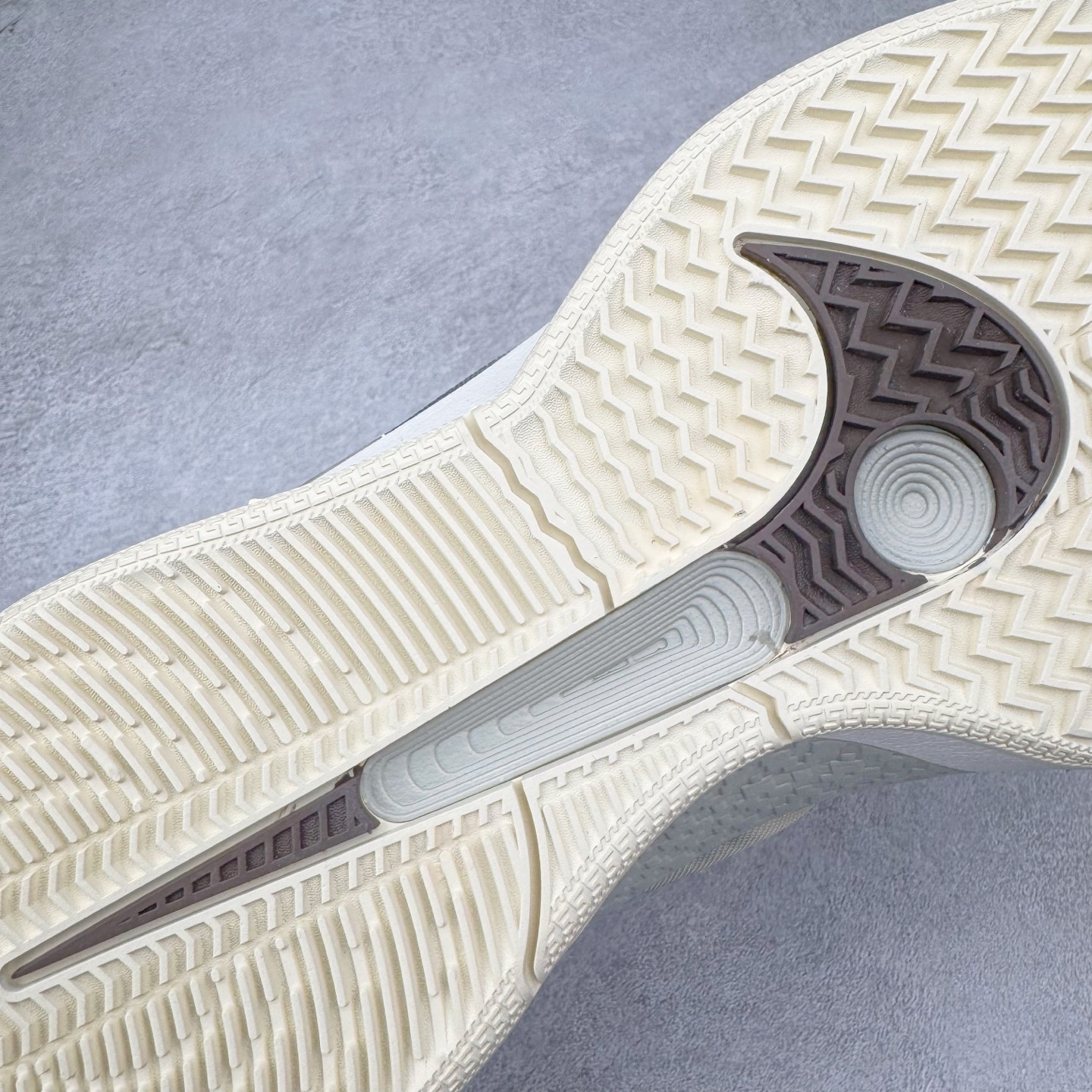 图片[21]-＃Max/灭世 NK Sabrina 2 萨布丽娜二代签名减震防滑低帮篮球鞋 椰奶色 FZ1517-102 革新登场🌪🔝颠覆革新出货‼️缓震配置独家革新！实战属性直接拉满👊🏻实战天花板上限再度提升！实战亲测-性能体验吊打国产同价位鞋款 ⚫️前掌扇形zoom➕增配中足抗扭片➕增配后掌马蹄ZOOM气垫（正品仅配置前掌扇形zoom） 完美解决 正品抗扭不足问题 ⚫️采用科比5代鞋楦以及龙骨数据打造！前后落差仅6mm！小科5实至名归！ ⚫️鞋身➕鞋头增配高频补强层，提升鞋头以及脚踝支撑性 ⚫️鞋垫采用高弹缓震垫材质-磨合一场直接贴合脚型☑️ ⚫️外底加厚2mm，升级止滑配方，磨合一次，抓地原地起飞 后卫旗舰有且只在灭世纯原（支持市场任意货品正面PK） 真材实料，肉眼可见！革新升级绝非空穴来风！灭世纯原内外兼修，用态度诠释最强实战货品👊🏻 尺码：39-46（尺码建议：标准亚洲楦 无需大半码）-选品中心