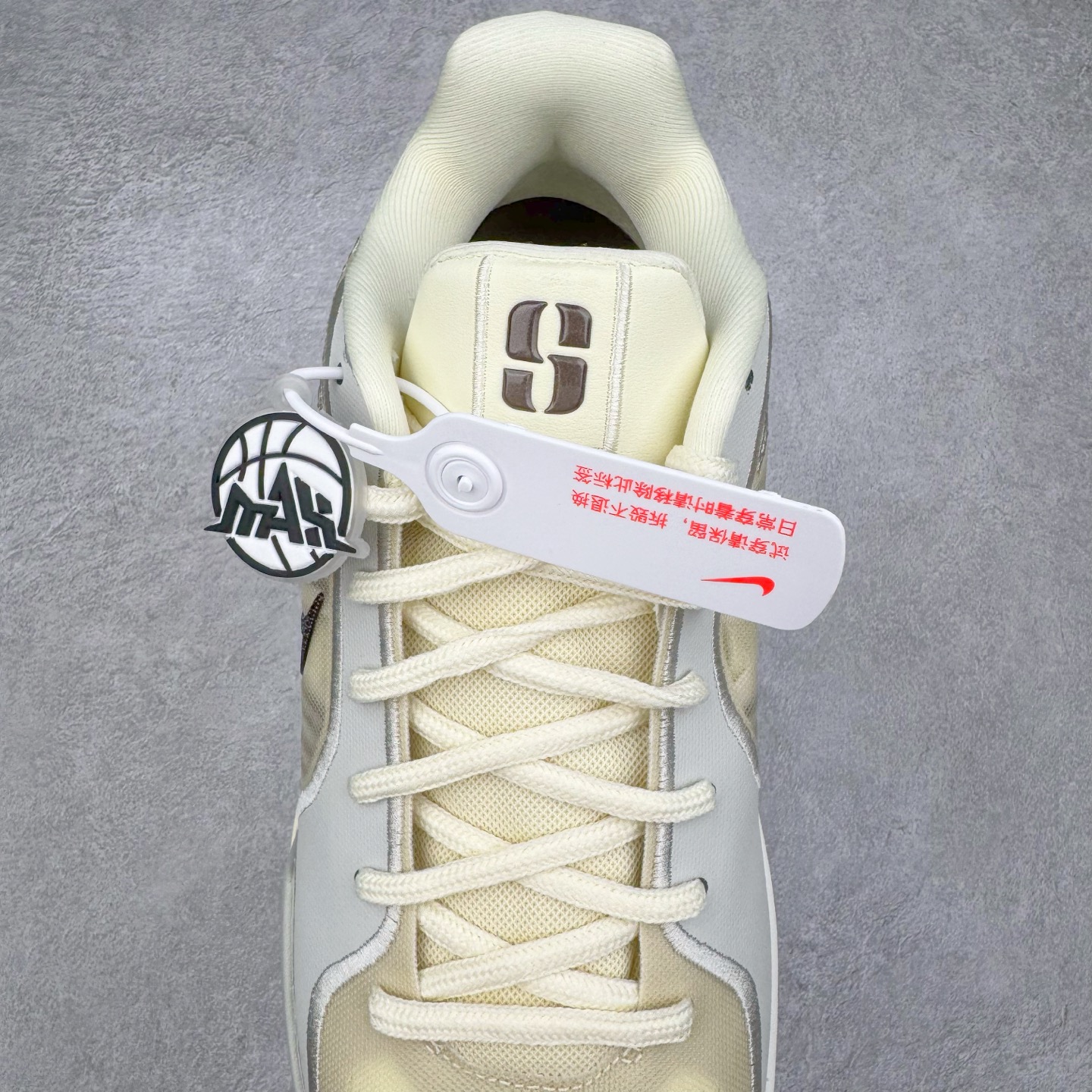 图片[5]-＃Max/灭世 NK Sabrina 2 萨布丽娜二代签名减震防滑低帮篮球鞋 椰奶色 FZ1517-102 革新登场🌪🔝颠覆革新出货‼️缓震配置独家革新！实战属性直接拉满👊🏻实战天花板上限再度提升！实战亲测-性能体验吊打国产同价位鞋款 ⚫️前掌扇形zoom➕增配中足抗扭片➕增配后掌马蹄ZOOM气垫（正品仅配置前掌扇形zoom） 完美解决 正品抗扭不足问题 ⚫️采用科比5代鞋楦以及龙骨数据打造！前后落差仅6mm！小科5实至名归！ ⚫️鞋身➕鞋头增配高频补强层，提升鞋头以及脚踝支撑性 ⚫️鞋垫采用高弹缓震垫材质-磨合一场直接贴合脚型☑️ ⚫️外底加厚2mm，升级止滑配方，磨合一次，抓地原地起飞 后卫旗舰有且只在灭世纯原（支持市场任意货品正面PK） 真材实料，肉眼可见！革新升级绝非空穴来风！灭世纯原内外兼修，用态度诠释最强实战货品👊🏻 尺码：39-46（尺码建议：标准亚洲楦 无需大半码）-选品中心