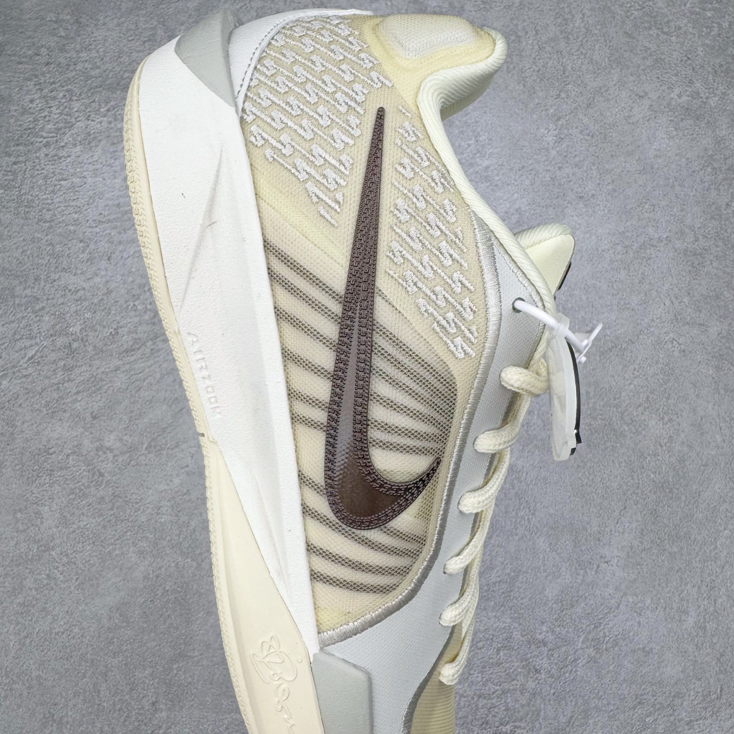 图片[6]-＃Max/灭世 NK Sabrina 2 萨布丽娜二代签名减震防滑低帮篮球鞋 椰奶色 FZ1517-102 革新登场🌪🔝颠覆革新出货‼️缓震配置独家革新！实战属性直接拉满👊🏻实战天花板上限再度提升！实战亲测-性能体验吊打国产同价位鞋款 ⚫️前掌扇形zoom➕增配中足抗扭片➕增配后掌马蹄ZOOM气垫（正品仅配置前掌扇形zoom） 完美解决 正品抗扭不足问题 ⚫️采用科比5代鞋楦以及龙骨数据打造！前后落差仅6mm！小科5实至名归！ ⚫️鞋身➕鞋头增配高频补强层，提升鞋头以及脚踝支撑性 ⚫️鞋垫采用高弹缓震垫材质-磨合一场直接贴合脚型☑️ ⚫️外底加厚2mm，升级止滑配方，磨合一次，抓地原地起飞 后卫旗舰有且只在灭世纯原（支持市场任意货品正面PK） 真材实料，肉眼可见！革新升级绝非空穴来风！灭世纯原内外兼修，用态度诠释最强实战货品👊🏻 尺码：39-46（尺码建议：标准亚洲楦 无需大半码）-选品中心