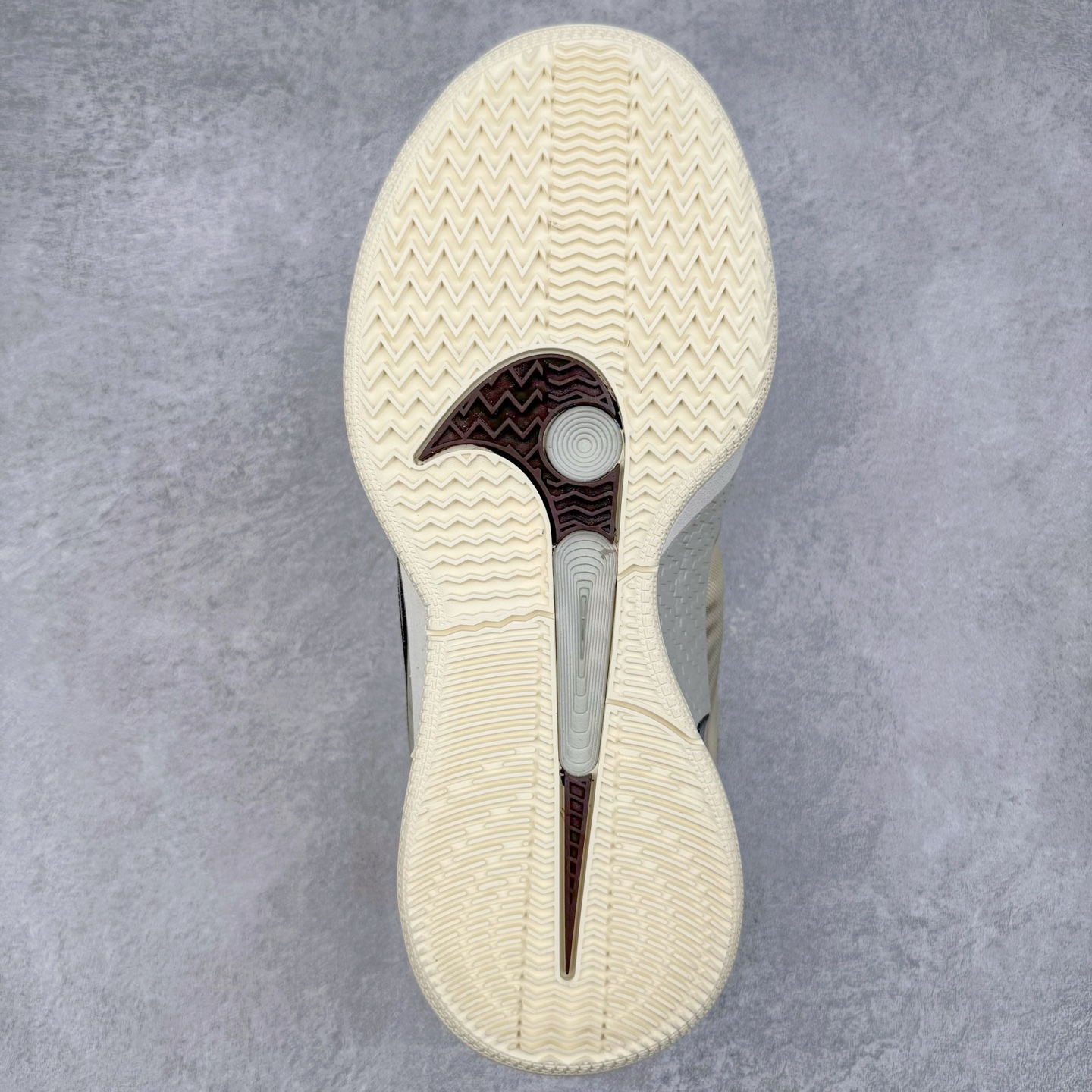 图片[9]-＃Max/灭世 NK Sabrina 2 萨布丽娜二代签名减震防滑低帮篮球鞋 椰奶色 FZ1517-102 革新登场🌪🔝颠覆革新出货‼️缓震配置独家革新！实战属性直接拉满👊🏻实战天花板上限再度提升！实战亲测-性能体验吊打国产同价位鞋款 ⚫️前掌扇形zoom➕增配中足抗扭片➕增配后掌马蹄ZOOM气垫（正品仅配置前掌扇形zoom） 完美解决 正品抗扭不足问题 ⚫️采用科比5代鞋楦以及龙骨数据打造！前后落差仅6mm！小科5实至名归！ ⚫️鞋身➕鞋头增配高频补强层，提升鞋头以及脚踝支撑性 ⚫️鞋垫采用高弹缓震垫材质-磨合一场直接贴合脚型☑️ ⚫️外底加厚2mm，升级止滑配方，磨合一次，抓地原地起飞 后卫旗舰有且只在灭世纯原（支持市场任意货品正面PK） 真材实料，肉眼可见！革新升级绝非空穴来风！灭世纯原内外兼修，用态度诠释最强实战货品👊🏻 尺码：39-46（尺码建议：标准亚洲楦 无需大半码）-选品中心