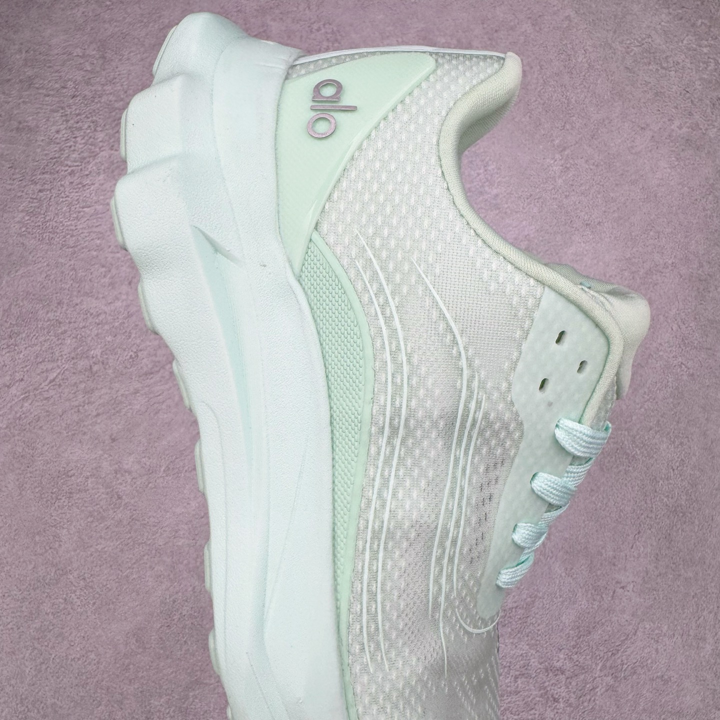 图片[6]-Alo yoga Alo Runner 舒适百搭防滑耐磨低帮跑步鞋 Alo Yoga于2007年创立于洛杉矶，意在传播有意识的运动，同时激发人们的健康意识与创造力。品牌的核心理念在于制作能够带来完美体验的瑜伽服饰与功能性单品，让有意识的运动触入并改变生活。Alo Yoga将其设计延伸到日常服饰概念，坚持不懈地捕捉当代时尚潮流，将品牌的运动美学理念、精致前卫的设计与舒适功能面料完美结合。与此同时，Alo Yoga的设计受到了时尚界人士与名人们的追捧，Talor Swift、Kendall Jenner等街拍照片中都曾出现品牌不同单品的身影。尺码：36 36.5 37.5 38 38.5 39 40 40.5 41 42 42.5 43 44 44.5 45-选品中心