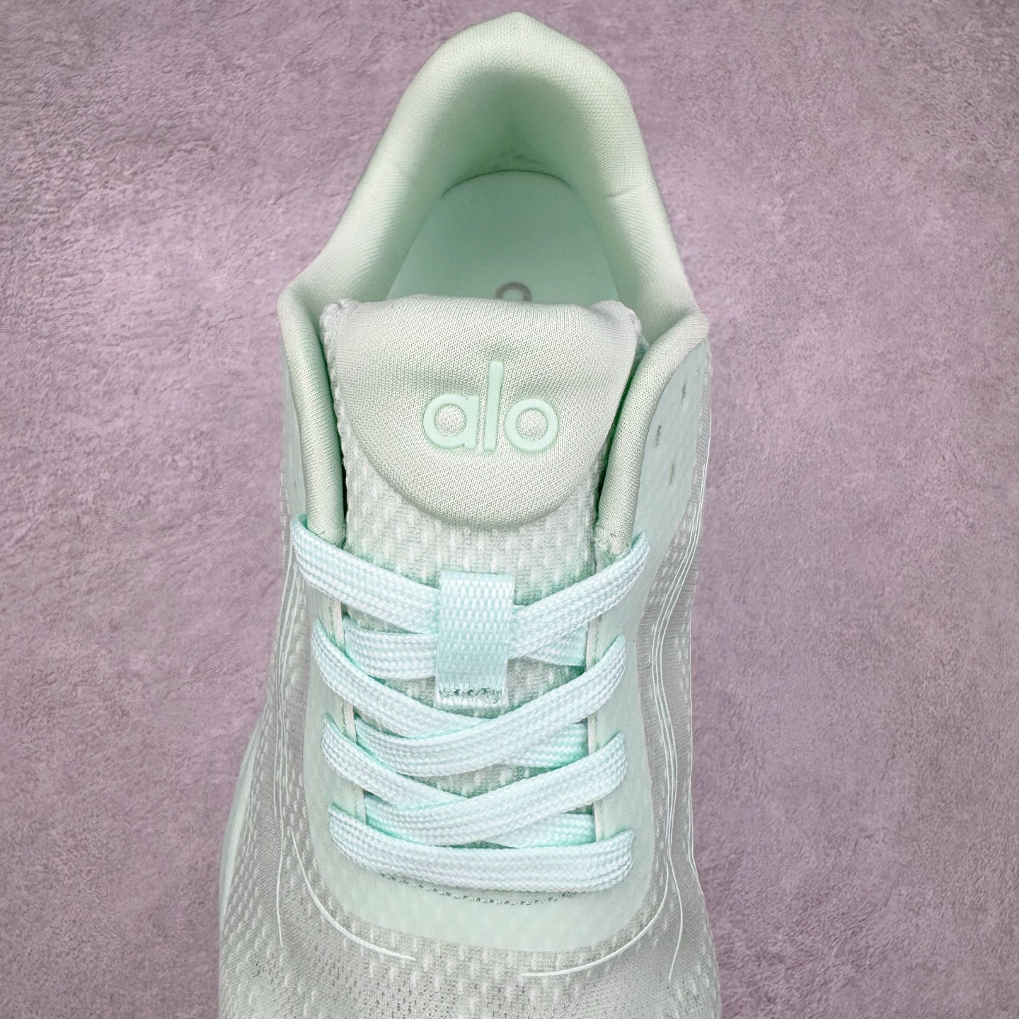 图片[5]-Alo yoga Alo Runner 舒适百搭防滑耐磨低帮跑步鞋 Alo Yoga于2007年创立于洛杉矶，意在传播有意识的运动，同时激发人们的健康意识与创造力。品牌的核心理念在于制作能够带来完美体验的瑜伽服饰与功能性单品，让有意识的运动触入并改变生活。Alo Yoga将其设计延伸到日常服饰概念，坚持不懈地捕捉当代时尚潮流，将品牌的运动美学理念、精致前卫的设计与舒适功能面料完美结合。与此同时，Alo Yoga的设计受到了时尚界人士与名人们的追捧，Talor Swift、Kendall Jenner等街拍照片中都曾出现品牌不同单品的身影。尺码：36 36.5 37.5 38 38.5 39 40 40.5 41 42 42.5 43 44 44.5 45-选品中心