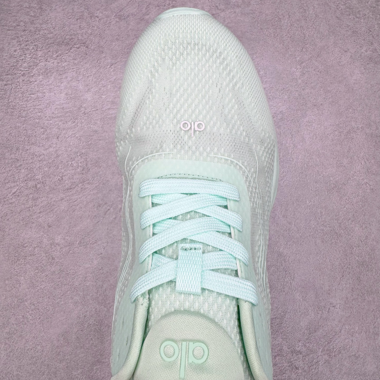 图片[4]-Alo yoga Alo Runner 舒适百搭防滑耐磨低帮跑步鞋 Alo Yoga于2007年创立于洛杉矶，意在传播有意识的运动，同时激发人们的健康意识与创造力。品牌的核心理念在于制作能够带来完美体验的瑜伽服饰与功能性单品，让有意识的运动触入并改变生活。Alo Yoga将其设计延伸到日常服饰概念，坚持不懈地捕捉当代时尚潮流，将品牌的运动美学理念、精致前卫的设计与舒适功能面料完美结合。与此同时，Alo Yoga的设计受到了时尚界人士与名人们的追捧，Talor Swift、Kendall Jenner等街拍照片中都曾出现品牌不同单品的身影。尺码：36 36.5 37.5 38 38.5 39 40 40.5 41 42 42.5 43 44 44.5 45-选品中心