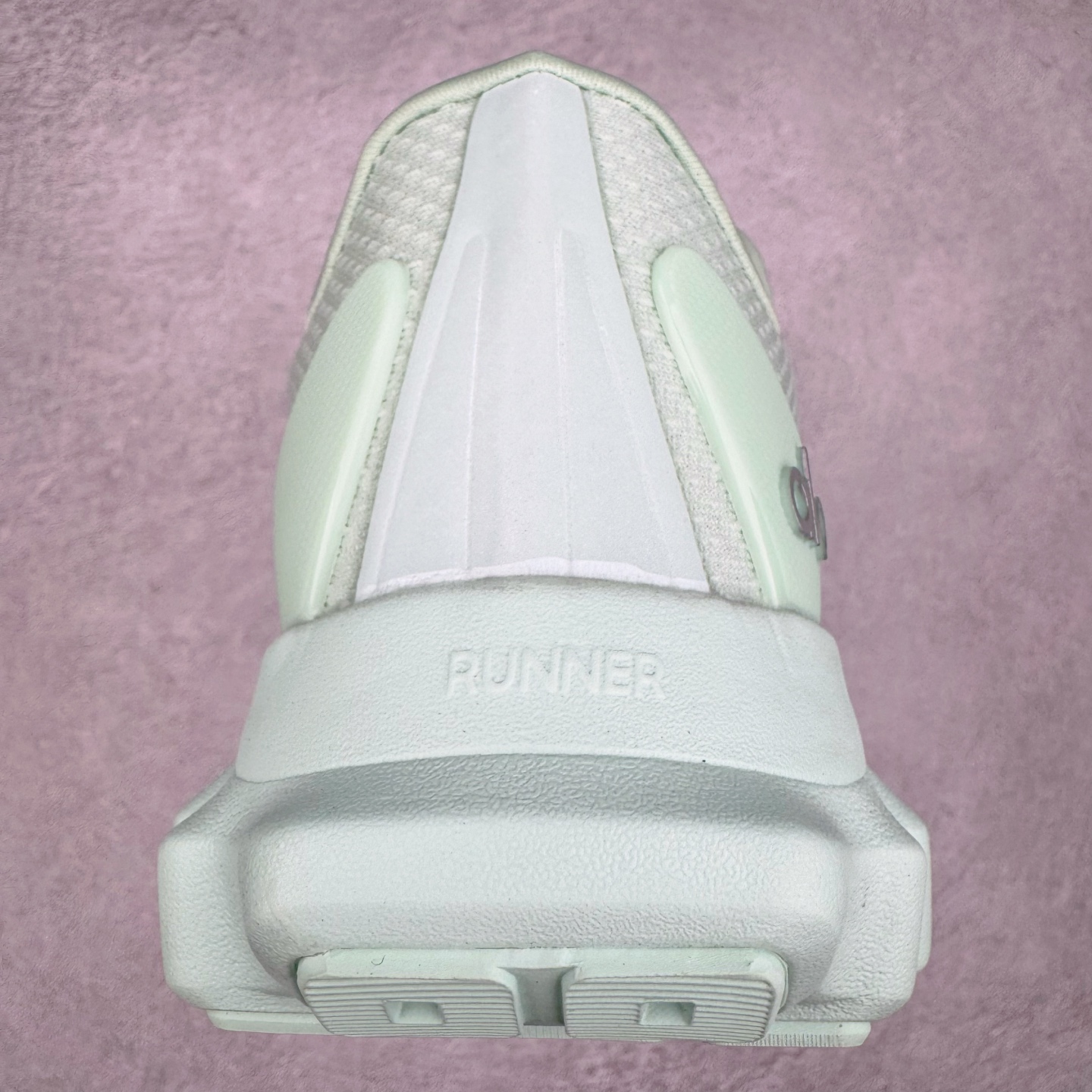 图片[8]-Alo yoga Alo Runner 舒适百搭防滑耐磨低帮跑步鞋 Alo Yoga于2007年创立于洛杉矶，意在传播有意识的运动，同时激发人们的健康意识与创造力。品牌的核心理念在于制作能够带来完美体验的瑜伽服饰与功能性单品，让有意识的运动触入并改变生活。Alo Yoga将其设计延伸到日常服饰概念，坚持不懈地捕捉当代时尚潮流，将品牌的运动美学理念、精致前卫的设计与舒适功能面料完美结合。与此同时，Alo Yoga的设计受到了时尚界人士与名人们的追捧，Talor Swift、Kendall Jenner等街拍照片中都曾出现品牌不同单品的身影。尺码：36 36.5 37.5 38 38.5 39 40 40.5 41 42 42.5 43 44 44.5 45-选品中心