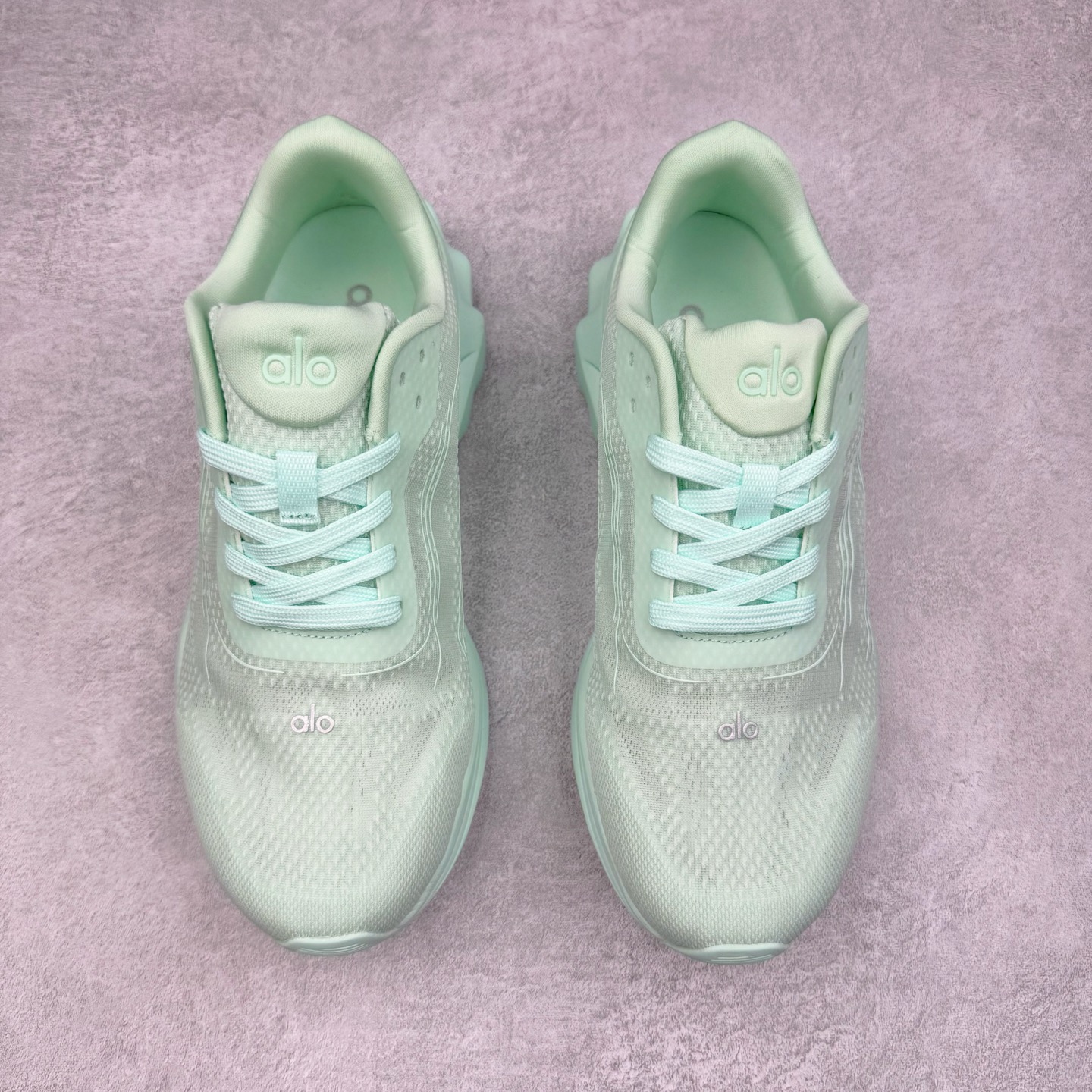 图片[2]-Alo yoga Alo Runner 舒适百搭防滑耐磨低帮跑步鞋 Alo Yoga于2007年创立于洛杉矶，意在传播有意识的运动，同时激发人们的健康意识与创造力。品牌的核心理念在于制作能够带来完美体验的瑜伽服饰与功能性单品，让有意识的运动触入并改变生活。Alo Yoga将其设计延伸到日常服饰概念，坚持不懈地捕捉当代时尚潮流，将品牌的运动美学理念、精致前卫的设计与舒适功能面料完美结合。与此同时，Alo Yoga的设计受到了时尚界人士与名人们的追捧，Talor Swift、Kendall Jenner等街拍照片中都曾出现品牌不同单品的身影。尺码：36 36.5 37.5 38 38.5 39 40 40.5 41 42 42.5 43 44 44.5 45-选品中心