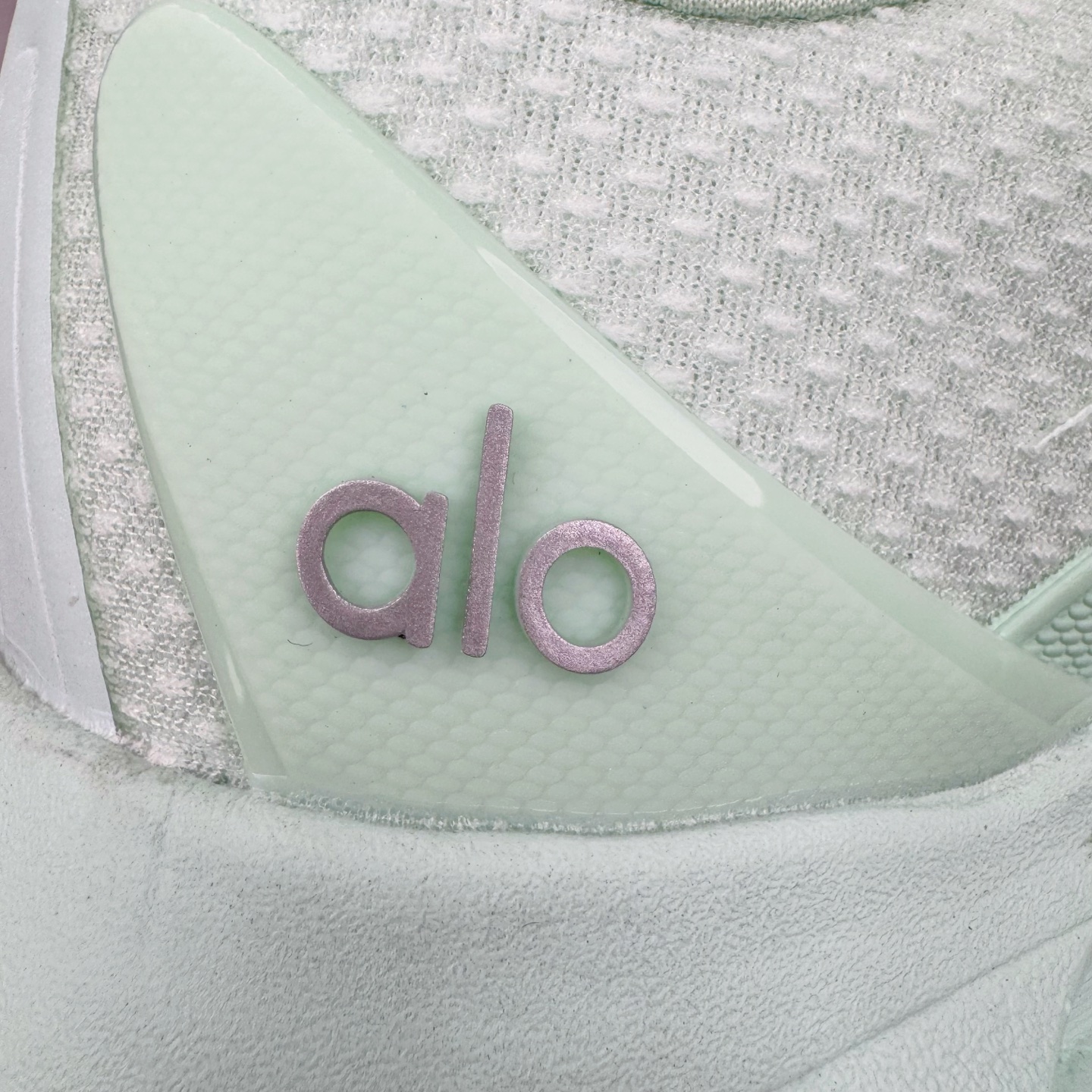 图片[14]-Alo yoga Alo Runner 舒适百搭防滑耐磨低帮跑步鞋 Alo Yoga于2007年创立于洛杉矶，意在传播有意识的运动，同时激发人们的健康意识与创造力。品牌的核心理念在于制作能够带来完美体验的瑜伽服饰与功能性单品，让有意识的运动触入并改变生活。Alo Yoga将其设计延伸到日常服饰概念，坚持不懈地捕捉当代时尚潮流，将品牌的运动美学理念、精致前卫的设计与舒适功能面料完美结合。与此同时，Alo Yoga的设计受到了时尚界人士与名人们的追捧，Talor Swift、Kendall Jenner等街拍照片中都曾出现品牌不同单品的身影。尺码：36 36.5 37.5 38 38.5 39 40 40.5 41 42 42.5 43 44 44.5 45-选品中心