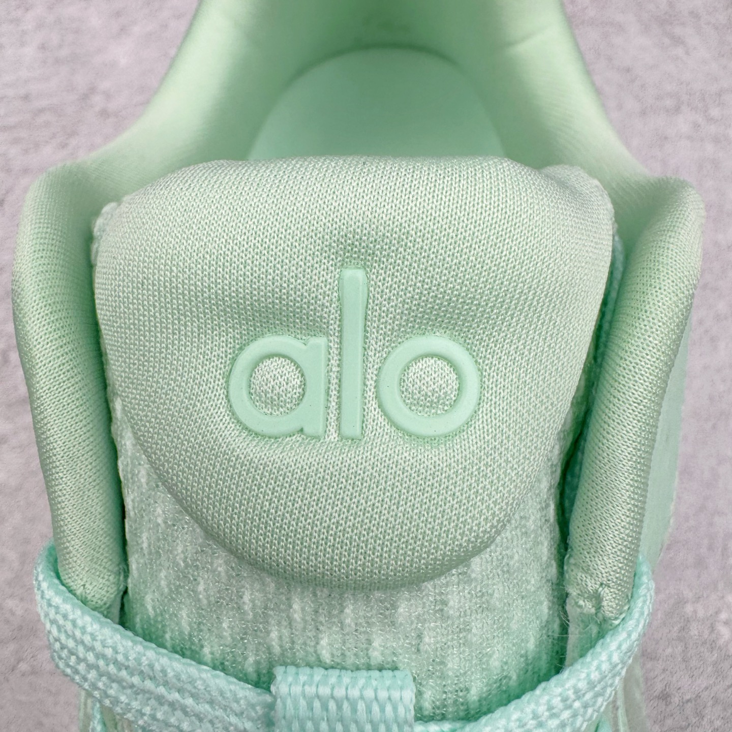 图片[11]-Alo yoga Alo Runner 舒适百搭防滑耐磨低帮跑步鞋 Alo Yoga于2007年创立于洛杉矶，意在传播有意识的运动，同时激发人们的健康意识与创造力。品牌的核心理念在于制作能够带来完美体验的瑜伽服饰与功能性单品，让有意识的运动触入并改变生活。Alo Yoga将其设计延伸到日常服饰概念，坚持不懈地捕捉当代时尚潮流，将品牌的运动美学理念、精致前卫的设计与舒适功能面料完美结合。与此同时，Alo Yoga的设计受到了时尚界人士与名人们的追捧，Talor Swift、Kendall Jenner等街拍照片中都曾出现品牌不同单品的身影。尺码：36 36.5 37.5 38 38.5 39 40 40.5 41 42 42.5 43 44 44.5 45-选品中心