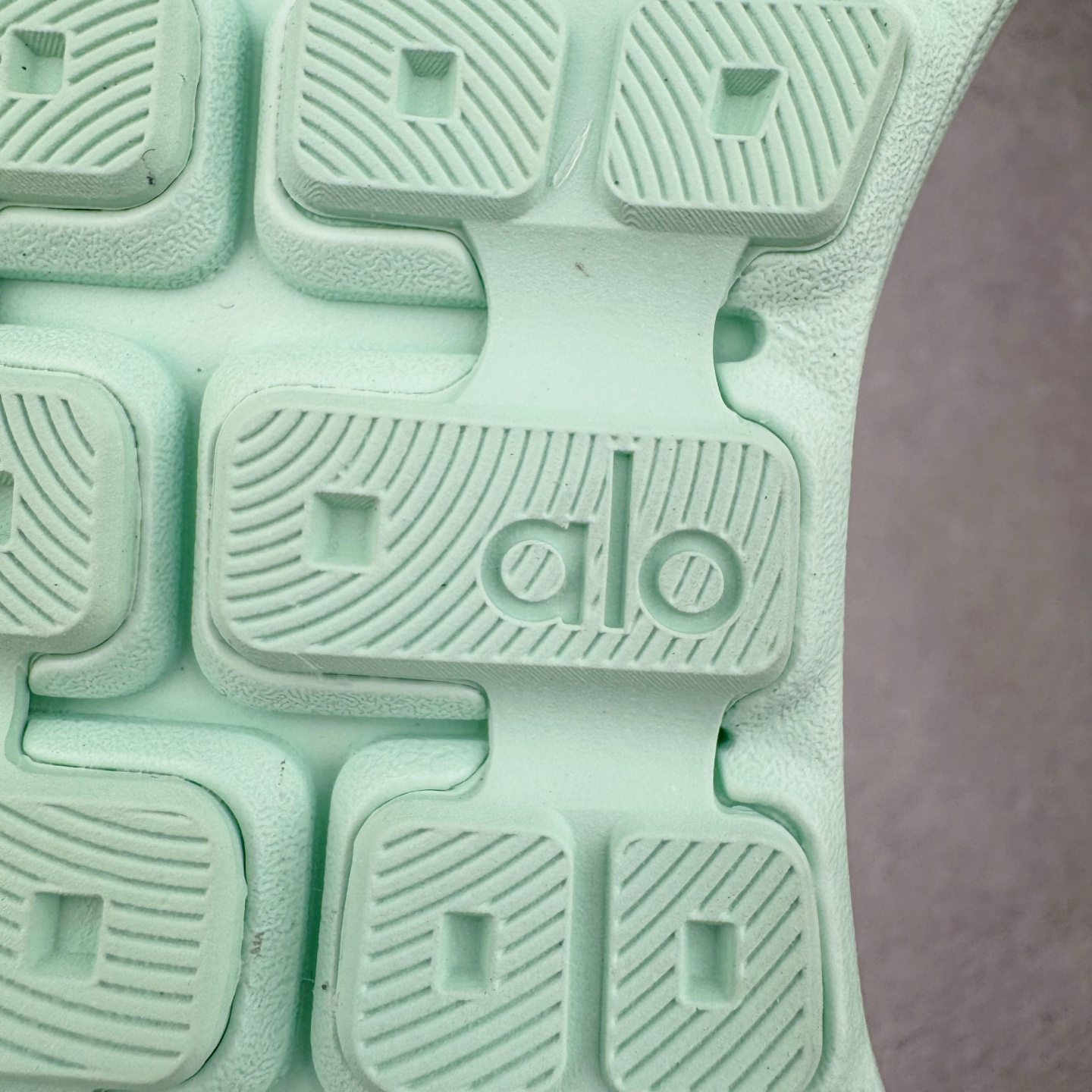 图片[17]-Alo yoga Alo Runner 舒适百搭防滑耐磨低帮跑步鞋 Alo Yoga于2007年创立于洛杉矶，意在传播有意识的运动，同时激发人们的健康意识与创造力。品牌的核心理念在于制作能够带来完美体验的瑜伽服饰与功能性单品，让有意识的运动触入并改变生活。Alo Yoga将其设计延伸到日常服饰概念，坚持不懈地捕捉当代时尚潮流，将品牌的运动美学理念、精致前卫的设计与舒适功能面料完美结合。与此同时，Alo Yoga的设计受到了时尚界人士与名人们的追捧，Talor Swift、Kendall Jenner等街拍照片中都曾出现品牌不同单品的身影。尺码：36 36.5 37.5 38 38.5 39 40 40.5 41 42 42.5 43 44 44.5 45-选品中心