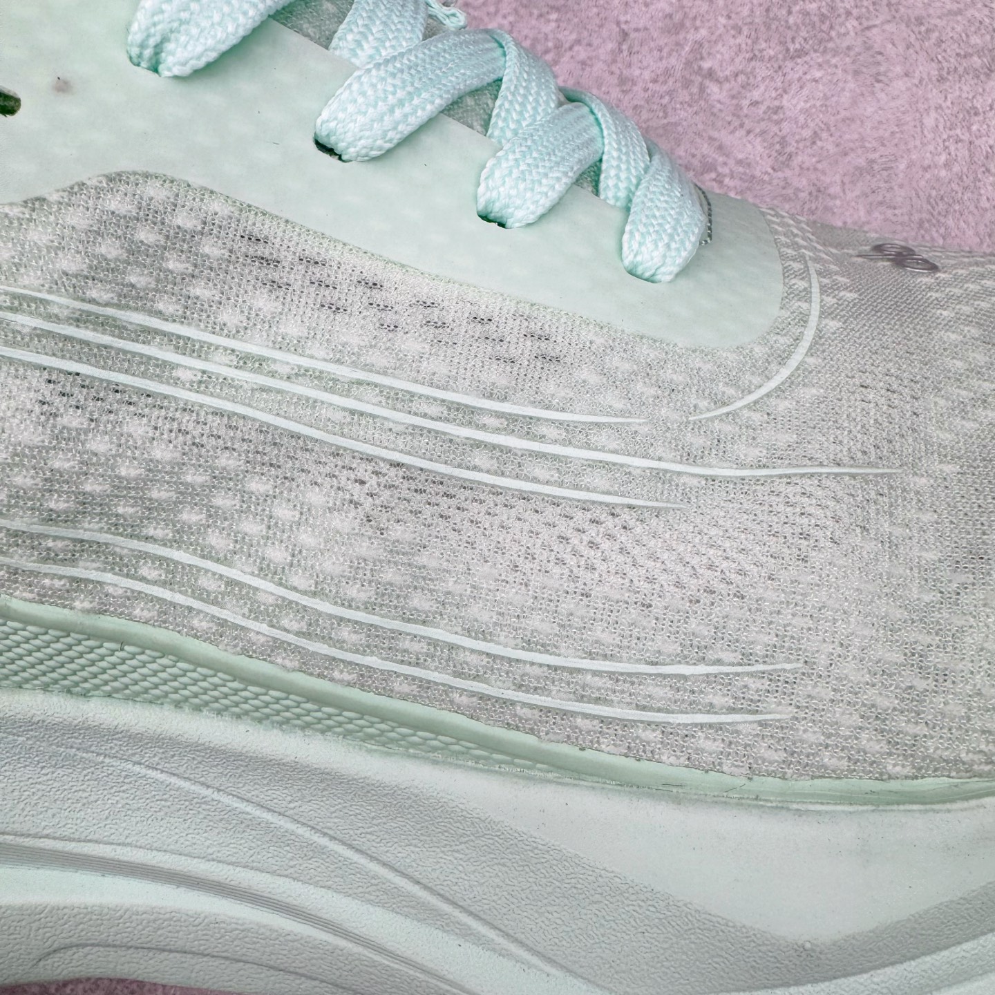 图片[13]-Alo yoga Alo Runner 舒适百搭防滑耐磨低帮跑步鞋 Alo Yoga于2007年创立于洛杉矶，意在传播有意识的运动，同时激发人们的健康意识与创造力。品牌的核心理念在于制作能够带来完美体验的瑜伽服饰与功能性单品，让有意识的运动触入并改变生活。Alo Yoga将其设计延伸到日常服饰概念，坚持不懈地捕捉当代时尚潮流，将品牌的运动美学理念、精致前卫的设计与舒适功能面料完美结合。与此同时，Alo Yoga的设计受到了时尚界人士与名人们的追捧，Talor Swift、Kendall Jenner等街拍照片中都曾出现品牌不同单品的身影。尺码：36 36.5 37.5 38 38.5 39 40 40.5 41 42 42.5 43 44 44.5 45-选品中心