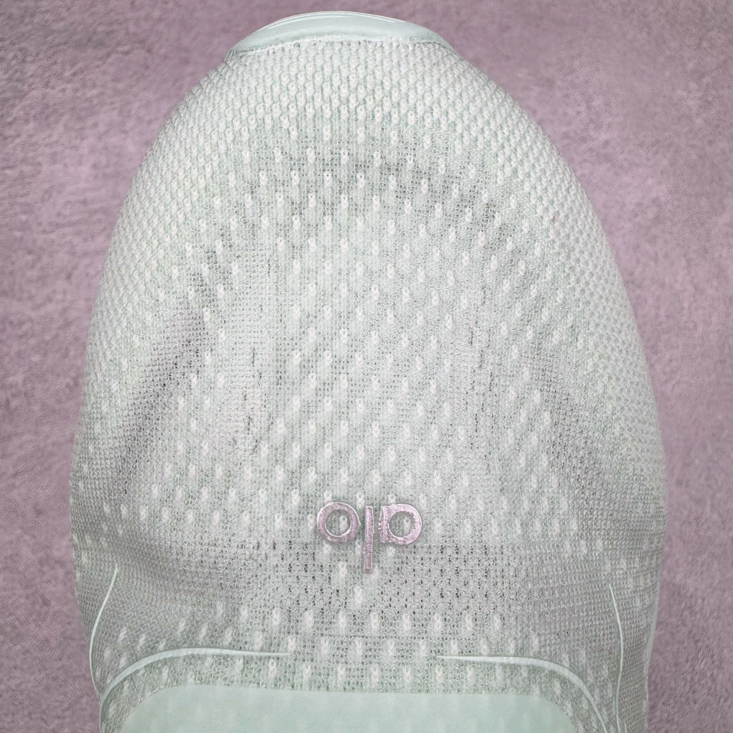 图片[12]-Alo yoga Alo Runner 舒适百搭防滑耐磨低帮跑步鞋 Alo Yoga于2007年创立于洛杉矶，意在传播有意识的运动，同时激发人们的健康意识与创造力。品牌的核心理念在于制作能够带来完美体验的瑜伽服饰与功能性单品，让有意识的运动触入并改变生活。Alo Yoga将其设计延伸到日常服饰概念，坚持不懈地捕捉当代时尚潮流，将品牌的运动美学理念、精致前卫的设计与舒适功能面料完美结合。与此同时，Alo Yoga的设计受到了时尚界人士与名人们的追捧，Talor Swift、Kendall Jenner等街拍照片中都曾出现品牌不同单品的身影。尺码：36 36.5 37.5 38 38.5 39 40 40.5 41 42 42.5 43 44 44.5 45-选品中心