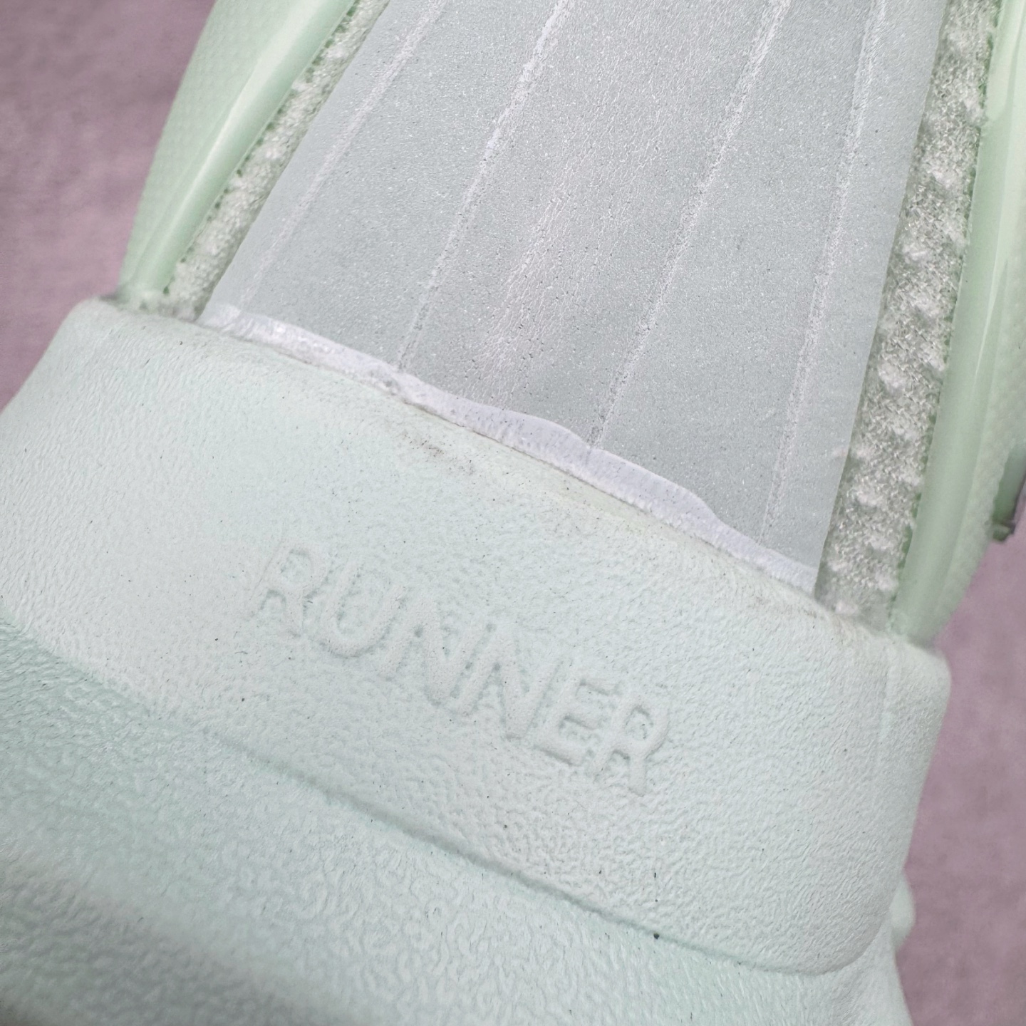 图片[16]-Alo yoga Alo Runner 舒适百搭防滑耐磨低帮跑步鞋 Alo Yoga于2007年创立于洛杉矶，意在传播有意识的运动，同时激发人们的健康意识与创造力。品牌的核心理念在于制作能够带来完美体验的瑜伽服饰与功能性单品，让有意识的运动触入并改变生活。Alo Yoga将其设计延伸到日常服饰概念，坚持不懈地捕捉当代时尚潮流，将品牌的运动美学理念、精致前卫的设计与舒适功能面料完美结合。与此同时，Alo Yoga的设计受到了时尚界人士与名人们的追捧，Talor Swift、Kendall Jenner等街拍照片中都曾出现品牌不同单品的身影。尺码：36 36.5 37.5 38 38.5 39 40 40.5 41 42 42.5 43 44 44.5 45-选品中心