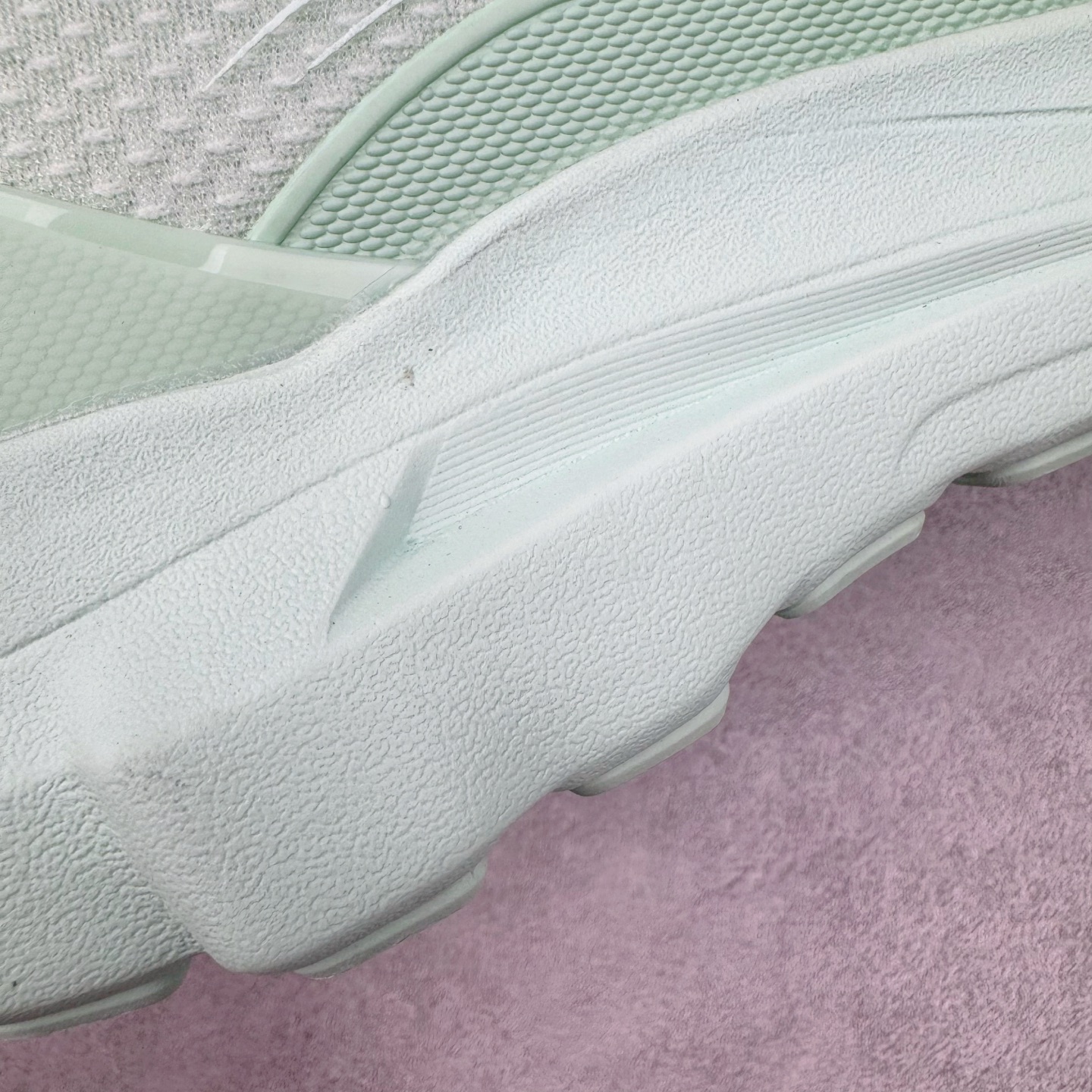 图片[15]-Alo yoga Alo Runner 舒适百搭防滑耐磨低帮跑步鞋 Alo Yoga于2007年创立于洛杉矶，意在传播有意识的运动，同时激发人们的健康意识与创造力。品牌的核心理念在于制作能够带来完美体验的瑜伽服饰与功能性单品，让有意识的运动触入并改变生活。Alo Yoga将其设计延伸到日常服饰概念，坚持不懈地捕捉当代时尚潮流，将品牌的运动美学理念、精致前卫的设计与舒适功能面料完美结合。与此同时，Alo Yoga的设计受到了时尚界人士与名人们的追捧，Talor Swift、Kendall Jenner等街拍照片中都曾出现品牌不同单品的身影。尺码：36 36.5 37.5 38 38.5 39 40 40.5 41 42 42.5 43 44 44.5 45-选品中心