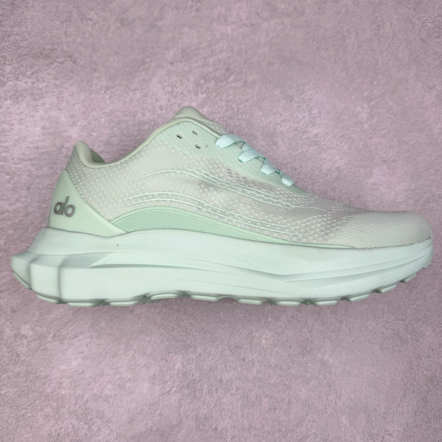 Alo yoga Alo Runner 舒适百搭防滑耐磨低帮跑步鞋 Alo Yoga于2007年创立于洛杉矶，意在传播有意识的运动，同时激发人们的健康意识与创造力。品牌的核心理念在于制作能够带来完美体验的瑜伽服饰与功能性单品，让有意识的运动触入并改变生活。Alo Yoga将其设计延伸到日常服饰概念，坚持不懈地捕捉当代时尚潮流，将品牌的运动美学理念、精致前卫的设计与舒适功能面料完美结合。与此同时，Alo Yoga的设计受到了时尚界人士与名人们的追捧，Talor Swift、Kendall Jenner等街拍照片中都曾出现品牌不同单品的身影。尺码：36 36.5 37.5 38 38.5 39 40 40.5 41 42 42.5 43 44 44.5 45-选品中心