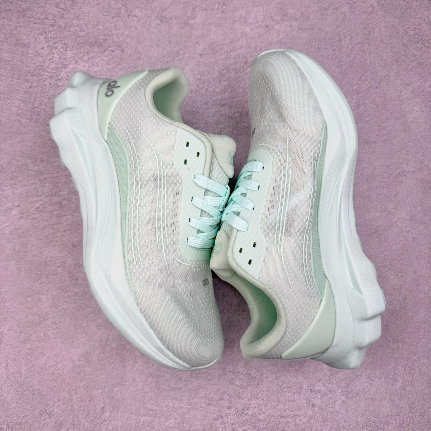 图片[3]-Alo yoga Alo Runner 舒适百搭防滑耐磨低帮跑步鞋 Alo Yoga于2007年创立于洛杉矶，意在传播有意识的运动，同时激发人们的健康意识与创造力。品牌的核心理念在于制作能够带来完美体验的瑜伽服饰与功能性单品，让有意识的运动触入并改变生活。Alo Yoga将其设计延伸到日常服饰概念，坚持不懈地捕捉当代时尚潮流，将品牌的运动美学理念、精致前卫的设计与舒适功能面料完美结合。与此同时，Alo Yoga的设计受到了时尚界人士与名人们的追捧，Talor Swift、Kendall Jenner等街拍照片中都曾出现品牌不同单品的身影。尺码：36 36.5 37.5 38 38.5 39 40 40.5 41 42 42.5 43 44 44.5 45-选品中心