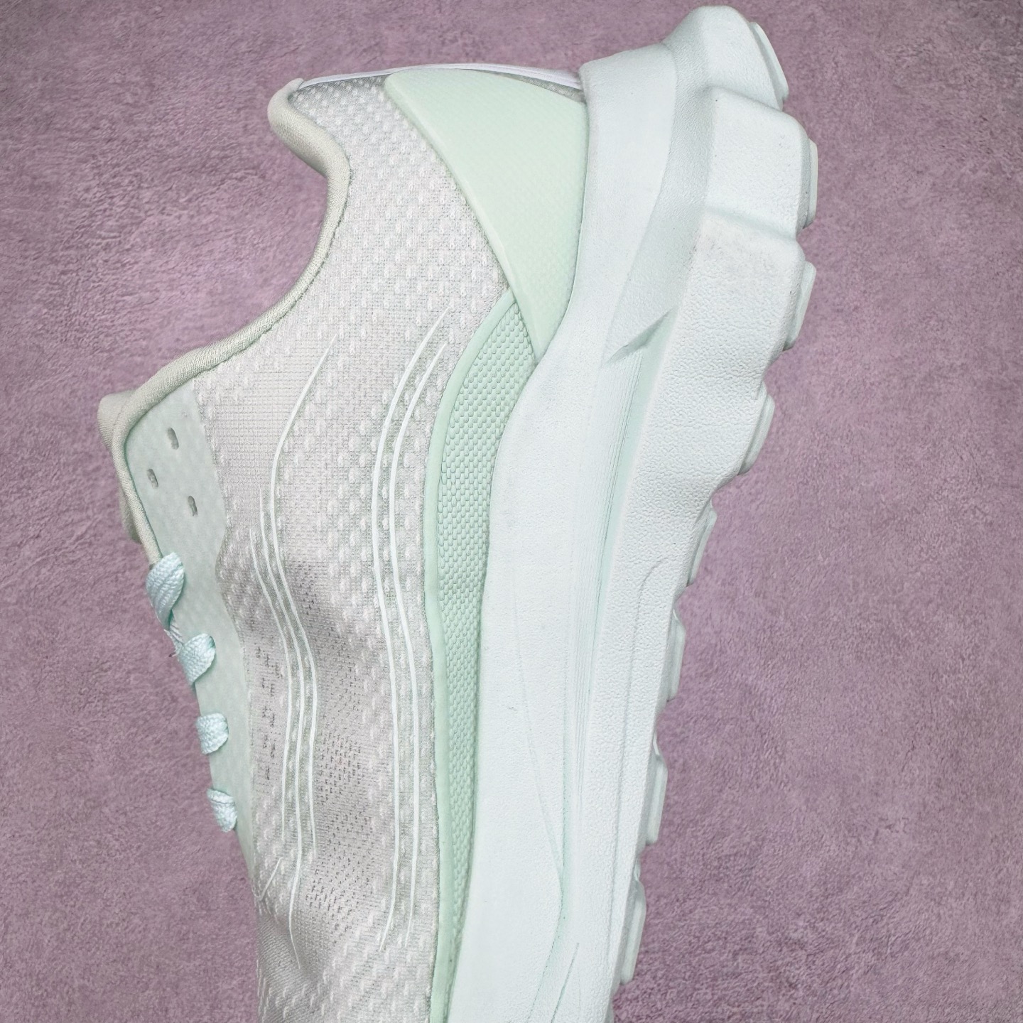 图片[7]-Alo yoga Alo Runner 舒适百搭防滑耐磨低帮跑步鞋 Alo Yoga于2007年创立于洛杉矶，意在传播有意识的运动，同时激发人们的健康意识与创造力。品牌的核心理念在于制作能够带来完美体验的瑜伽服饰与功能性单品，让有意识的运动触入并改变生活。Alo Yoga将其设计延伸到日常服饰概念，坚持不懈地捕捉当代时尚潮流，将品牌的运动美学理念、精致前卫的设计与舒适功能面料完美结合。与此同时，Alo Yoga的设计受到了时尚界人士与名人们的追捧，Talor Swift、Kendall Jenner等街拍照片中都曾出现品牌不同单品的身影。尺码：36 36.5 37.5 38 38.5 39 40 40.5 41 42 42.5 43 44 44.5 45-选品中心