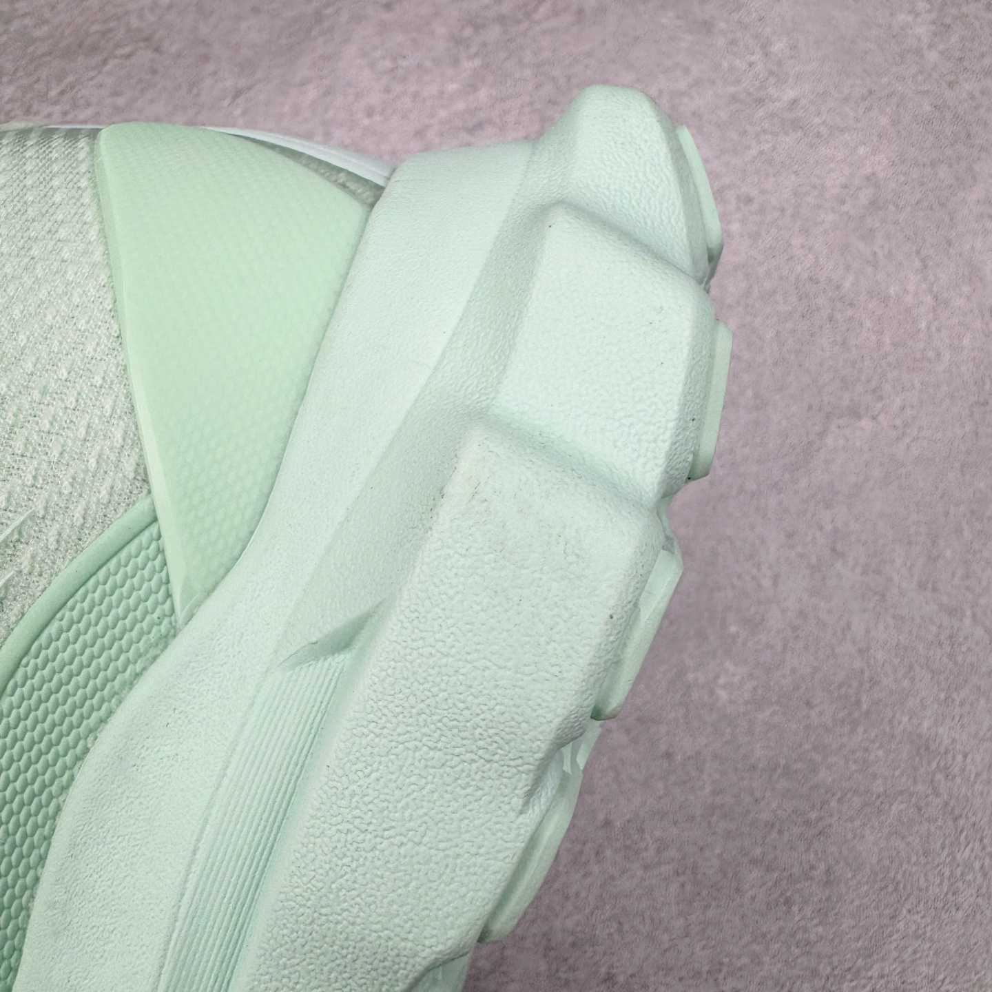 图片[18]-Alo yoga Alo Runner 舒适百搭防滑耐磨低帮跑步鞋 Alo Yoga于2007年创立于洛杉矶，意在传播有意识的运动，同时激发人们的健康意识与创造力。品牌的核心理念在于制作能够带来完美体验的瑜伽服饰与功能性单品，让有意识的运动触入并改变生活。Alo Yoga将其设计延伸到日常服饰概念，坚持不懈地捕捉当代时尚潮流，将品牌的运动美学理念、精致前卫的设计与舒适功能面料完美结合。与此同时，Alo Yoga的设计受到了时尚界人士与名人们的追捧，Talor Swift、Kendall Jenner等街拍照片中都曾出现品牌不同单品的身影。尺码：36 36.5 37.5 38 38.5 39 40 40.5 41 42 42.5 43 44 44.5 45-选品中心