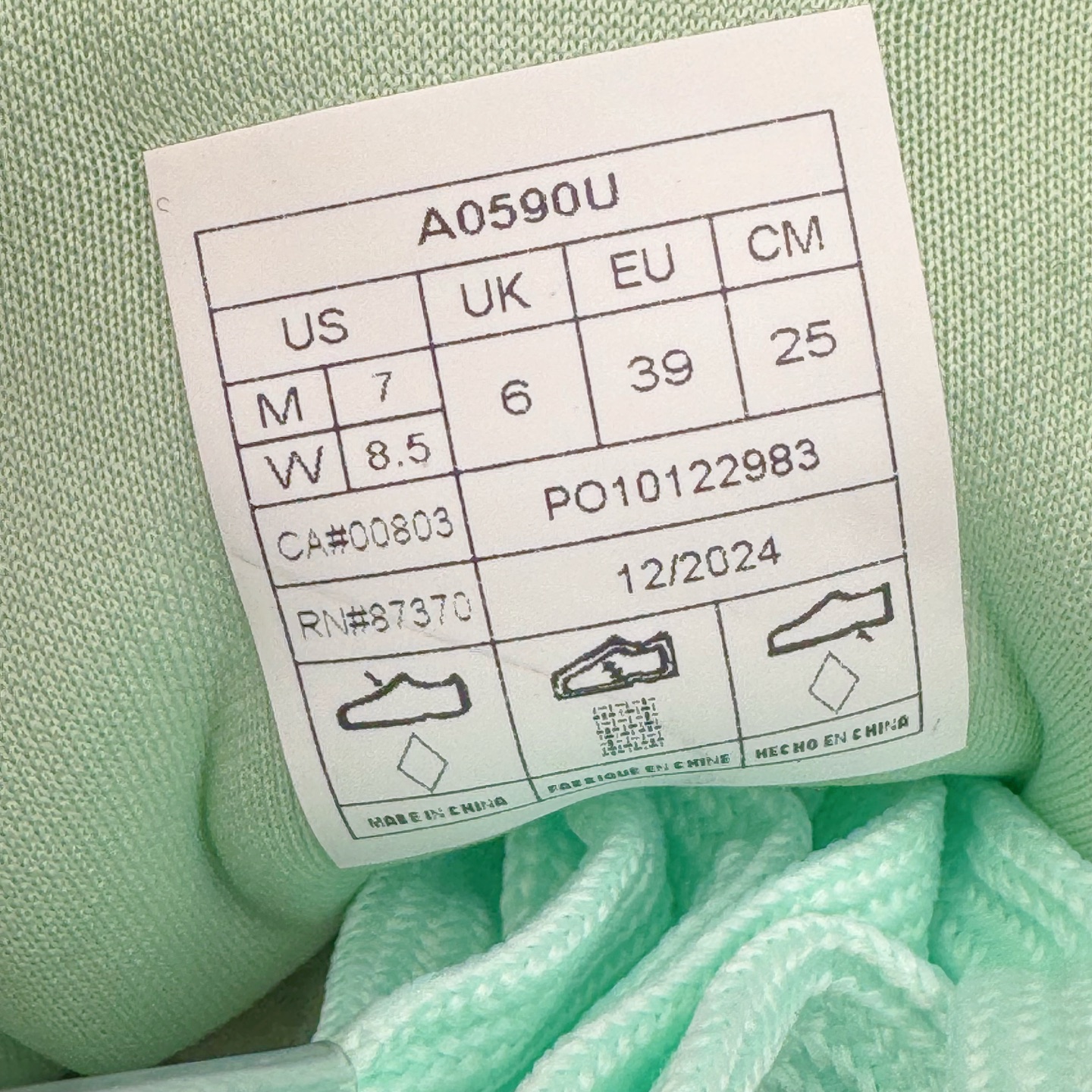 图片[10]-Alo yoga Alo Runner 舒适百搭防滑耐磨低帮跑步鞋 Alo Yoga于2007年创立于洛杉矶，意在传播有意识的运动，同时激发人们的健康意识与创造力。品牌的核心理念在于制作能够带来完美体验的瑜伽服饰与功能性单品，让有意识的运动触入并改变生活。Alo Yoga将其设计延伸到日常服饰概念，坚持不懈地捕捉当代时尚潮流，将品牌的运动美学理念、精致前卫的设计与舒适功能面料完美结合。与此同时，Alo Yoga的设计受到了时尚界人士与名人们的追捧，Talor Swift、Kendall Jenner等街拍照片中都曾出现品牌不同单品的身影。尺码：36 36.5 37.5 38 38.5 39 40 40.5 41 42 42.5 43 44 44.5 45-选品中心