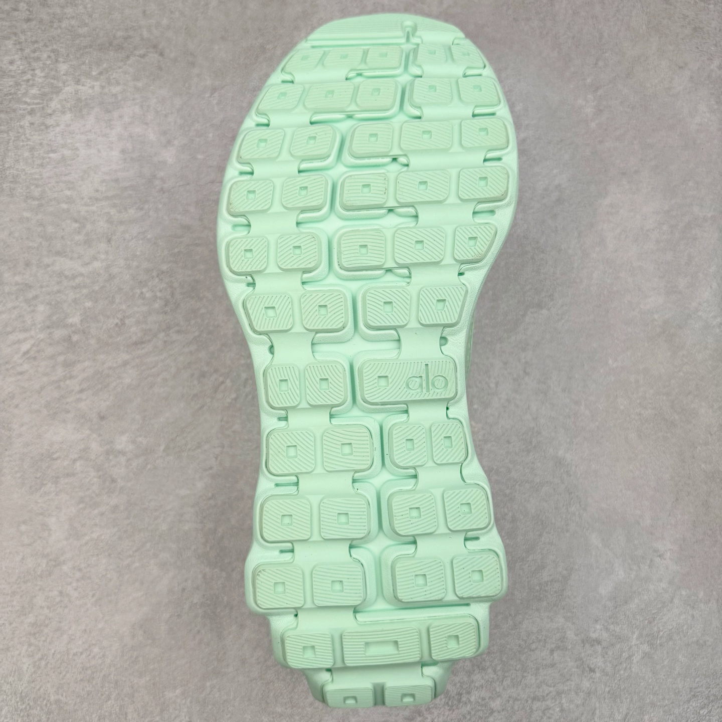 图片[9]-Alo yoga Alo Runner 舒适百搭防滑耐磨低帮跑步鞋 Alo Yoga于2007年创立于洛杉矶，意在传播有意识的运动，同时激发人们的健康意识与创造力。品牌的核心理念在于制作能够带来完美体验的瑜伽服饰与功能性单品，让有意识的运动触入并改变生活。Alo Yoga将其设计延伸到日常服饰概念，坚持不懈地捕捉当代时尚潮流，将品牌的运动美学理念、精致前卫的设计与舒适功能面料完美结合。与此同时，Alo Yoga的设计受到了时尚界人士与名人们的追捧，Talor Swift、Kendall Jenner等街拍照片中都曾出现品牌不同单品的身影。尺码：36 36.5 37.5 38 38.5 39 40 40.5 41 42 42.5 43 44 44.5 45-选品中心