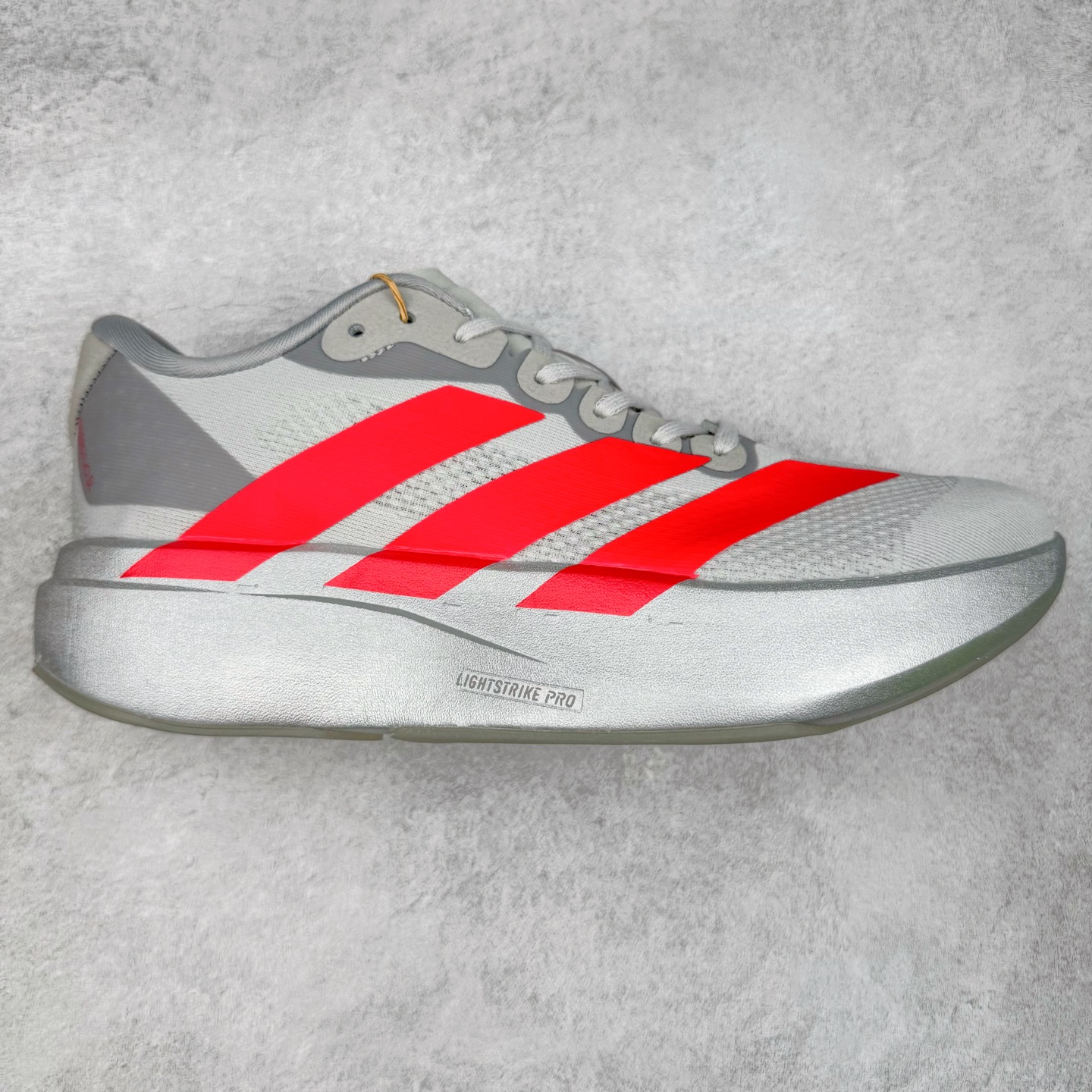 ＃福利特价 AD Adizero EVO SL 马拉松竞速专业跑鞋 CELERMESH针织网面非常轻薄 纤维间的缝隙很大 可以保证跑步时的透气、排汗效果 鞋舌直接与两侧的内衬和鞋底连接在一起 在跑步过程中不会被鞋舌的左右移动所困扰 在标准鞋带孔的基础上再拓宽一组鞋带孔 适合不同脚型的需求 突破性 EnergyRods 技术，有助于跑者实现更好的成绩 中底独特的LIGHTSTRIKE PRO泡棉材质 微弹感觉在跑步过程中给予了良好的支撑体验 对于顶级精英和高水平进阶跑者来说 ADIOS PRO是一双值得信赖的竞速比赛用鞋 尺码：36 36.5 37.5 38 38.5 39 40 40.5 41 42 42.5 43 44 44.5 45-选品中心