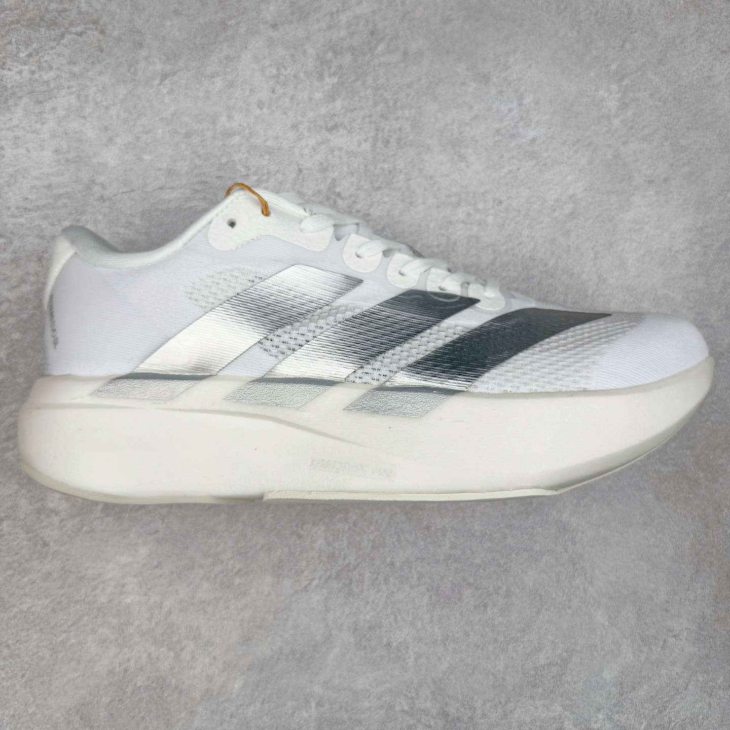 ＃福利特价 AD Adizero EVO SL 马拉松竞速专业跑鞋 CELERMESH针织网面非常轻薄 纤维间的缝隙很大 可以保证跑步时的透气、排汗效果 鞋舌直接与两侧的内衬和鞋底连接在一起 在跑步过程中不会被鞋舌的左右移动所困扰 在标准鞋带孔的基础上再拓宽一组鞋带孔 适合不同脚型的需求 突破性 EnergyRods 技术，有助于跑者实现更好的成绩 中底独特的LIGHTSTRIKE PRO泡棉材质 微弹感觉在跑步过程中给予了良好的支撑体验 对于顶级精英和高水平进阶跑者来说 ADIOS PRO是一双值得信赖的竞速比赛用鞋 尺码：36 36.5 37.5 38 38.5 39 40 40.5 41 42 42.5 43 44 44.5 45-选品中心