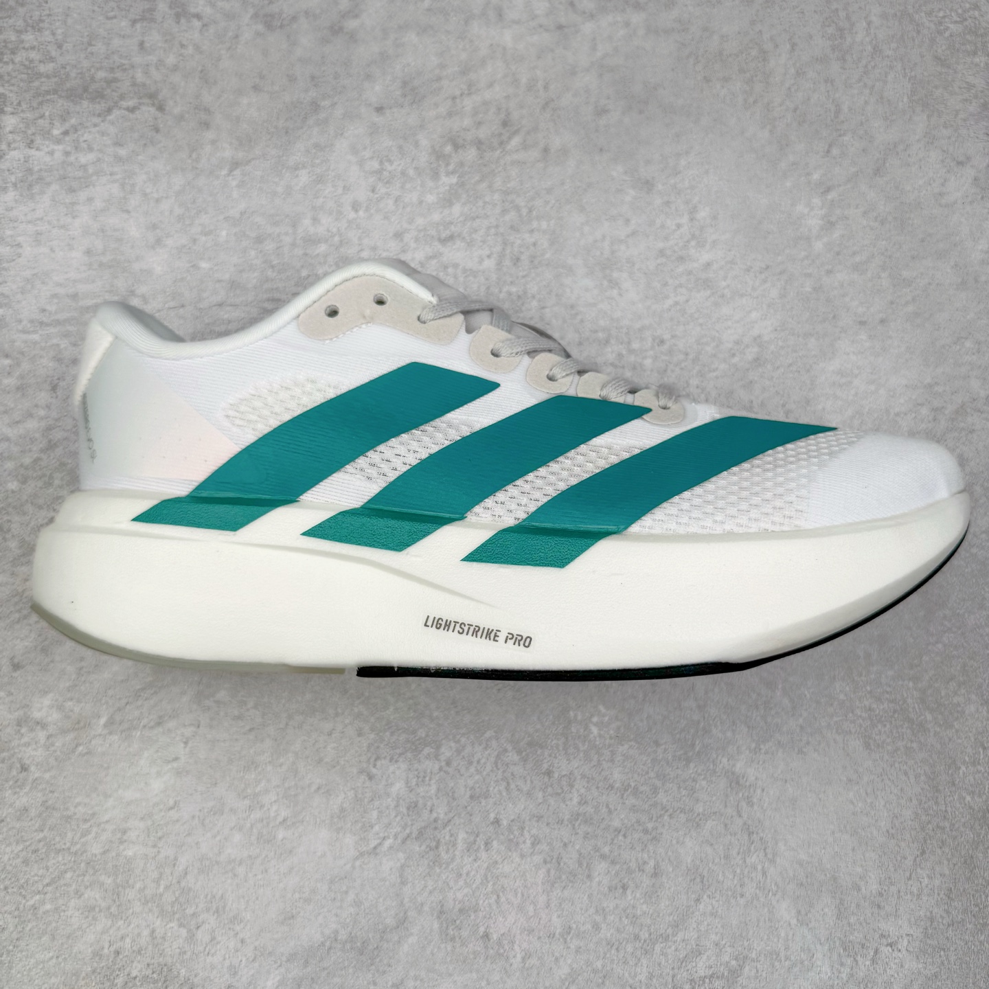 ＃福利特价 AD Adizero EVO SL 马拉松竞速专业跑鞋 CELERMESH针织网面非常轻薄 纤维间的缝隙很大 可以保证跑步时的透气、排汗效果 鞋舌直接与两侧的内衬和鞋底连接在一起 在跑步过程中不会被鞋舌的左右移动所困扰 在标准鞋带孔的基础上再拓宽一组鞋带孔 适合不同脚型的需求 突破性 EnergyRods 技术，有助于跑者实现更好的成绩 中底独特的LIGHTSTRIKE PRO泡棉材质 微弹感觉在跑步过程中给予了良好的支撑体验 对于顶级精英和高水平进阶跑者来说 ADIOS PRO是一双值得信赖的竞速比赛用鞋 尺码：36 36.5 37.5 38 38.5 39 40 40.5 41 42 42.5 43 44 44.5 45-选品中心