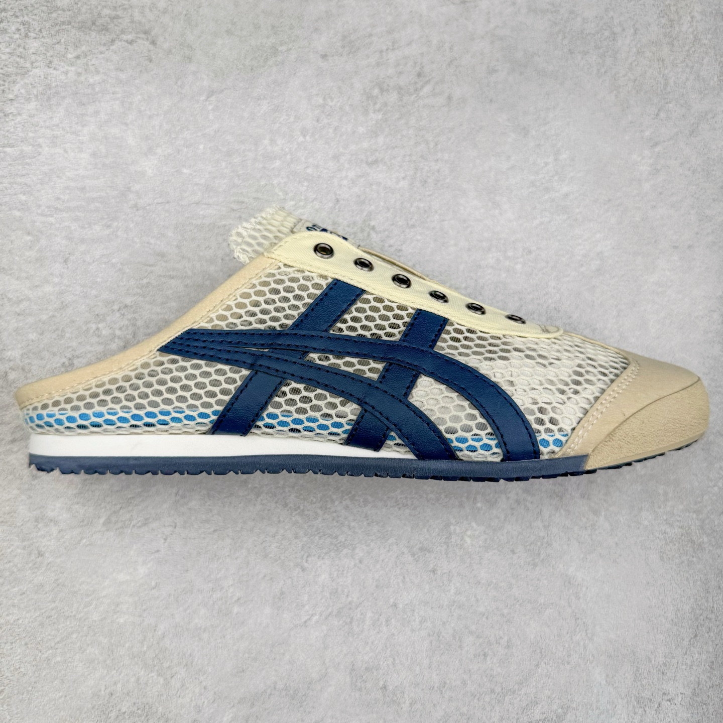 Onitsuka Tiger MEXICO 66 MEXICO 66 Sabot 鬼冢虎经典舒适透气低帮生活休闲鞋 男女同款 产品从款式颜色造型上体现出追求舒适和细节的完美 鞋类更是推崇手工制作的严谨与完美 融舒适性与可穿性的设计风格 注重细节的完美和别致魅力 既保持稳重 又不失轻松的时尚感 尺码：36 37 37.5 38 39 39.5 40 40.5 41.5 42 42.5 43.5 44 45-选品中心