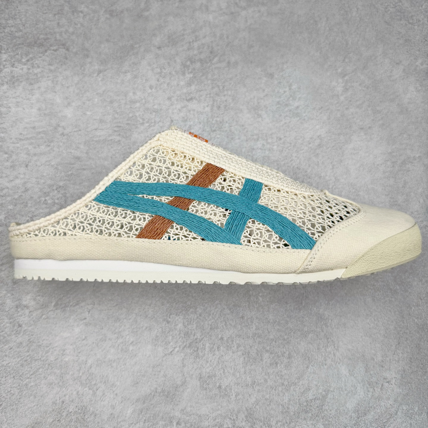 Onitsuka Tiger MEXICO 66 MEXICO 66 Sabot 鬼冢虎经典舒适透气低帮生活休闲鞋 男女同款 产品从款式颜色造型上体现出追求舒适和细节的完美 鞋类更是推崇手工制作的严谨与完美 融舒适性与可穿性的设计风格 注重细节的完美和别致魅力 既保持稳重 又不失轻松的时尚感 尺码：36 37 37.5 38 39 39.5 40 40.5 41.5 42 42.5 43.5 44 45-选品中心