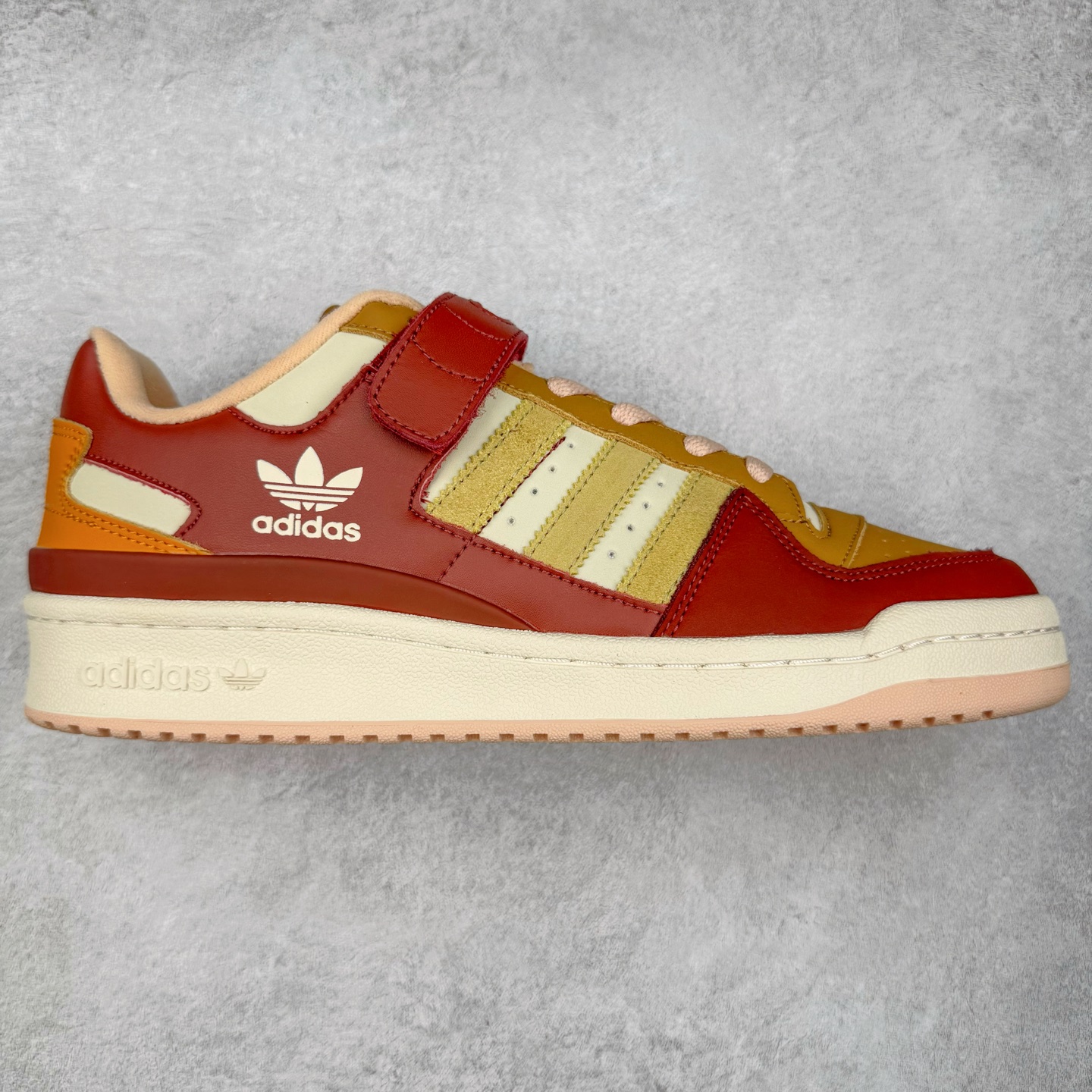 AD Forum 84 Low OG 低帮百搭潮流休闲运动板鞋 以复古篮球鞋的外形为基础 采用皮革拼接 简约百搭 更加贴合舒适 中底内侧网格造型起到点睛之笔 外底橡胶 更显复古 尺码：36 36.5 37.5 38 38.5 39 40 40.5 41 42 42.5 43 44 44.5 45-选品中心