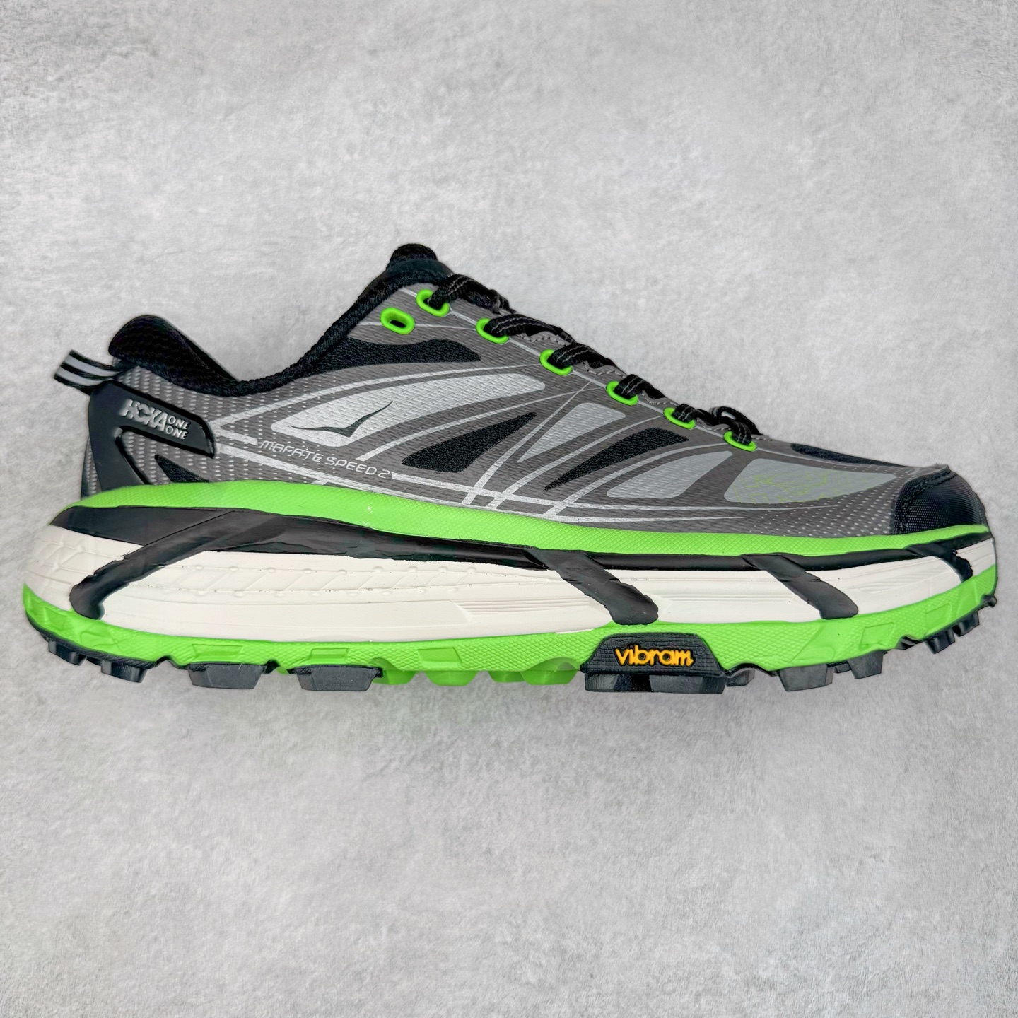 HOKA ONE ONE Mafate Speed 2 Low 玛法特2代系列低帮轻量户外越野休闲运动慢跑鞋 HOKA ONE ONE 最近推出了一个胶囊系列 Origin Story 这个系列里的 Mafate Speed 2 可以说让我日思夜想有一阵子了 最近终于拔草 让我来分享一下这双也是上脚赞到爆的越野跑鞋吧 以阿尔卑斯山脉作为主题将亮黄色与蓝色调覆盖在这经典轮廓之上 配色的呈现效果相当亮眼 以至于很多人买这个配色是用来日常搭配的 鞋面采用超轻的无缝架构 轻薄的TPU贴在透气的鞋面材料上 减轻重量同时也保证了支撑性 鞋底则采用滚动平衡技术 引导跑者回归自然步态 祖传的神奇EVA材质中底依旧是一如既往地表现优秀 能提供充足的缓震 作为HOKA家的越野跑鞋 VIBRAM 橡胶大底也是必不可少的 即便在复杂湿滑的地形 依旧能有良好的抓地力及稳定性 鞋带采用了弹性不易松脱的扁宽弹性鞋带 前掌与中掌部分也进行了加宽 也更加适合亚洲人的脚型 是一款十分全面且足够强悍的户外硬核越野鞋 而这双极其亮眼的越野跑鞋恰好又是在江山一百中参赛的UTMB冠军 Ludovic POMMERET 夺冠时穿着的战靴 这就让它变得更加有吸引力了 用来日常搭配的话短裤是基本不挑 长裤我个人推荐阔腿裤 工装裤以及各种长筒牛仔裤都可以 尺码：36 36.5 37.5 38 38.5 39 40 40.5 41 42 42.5 43 44 44.5 45-选品中心