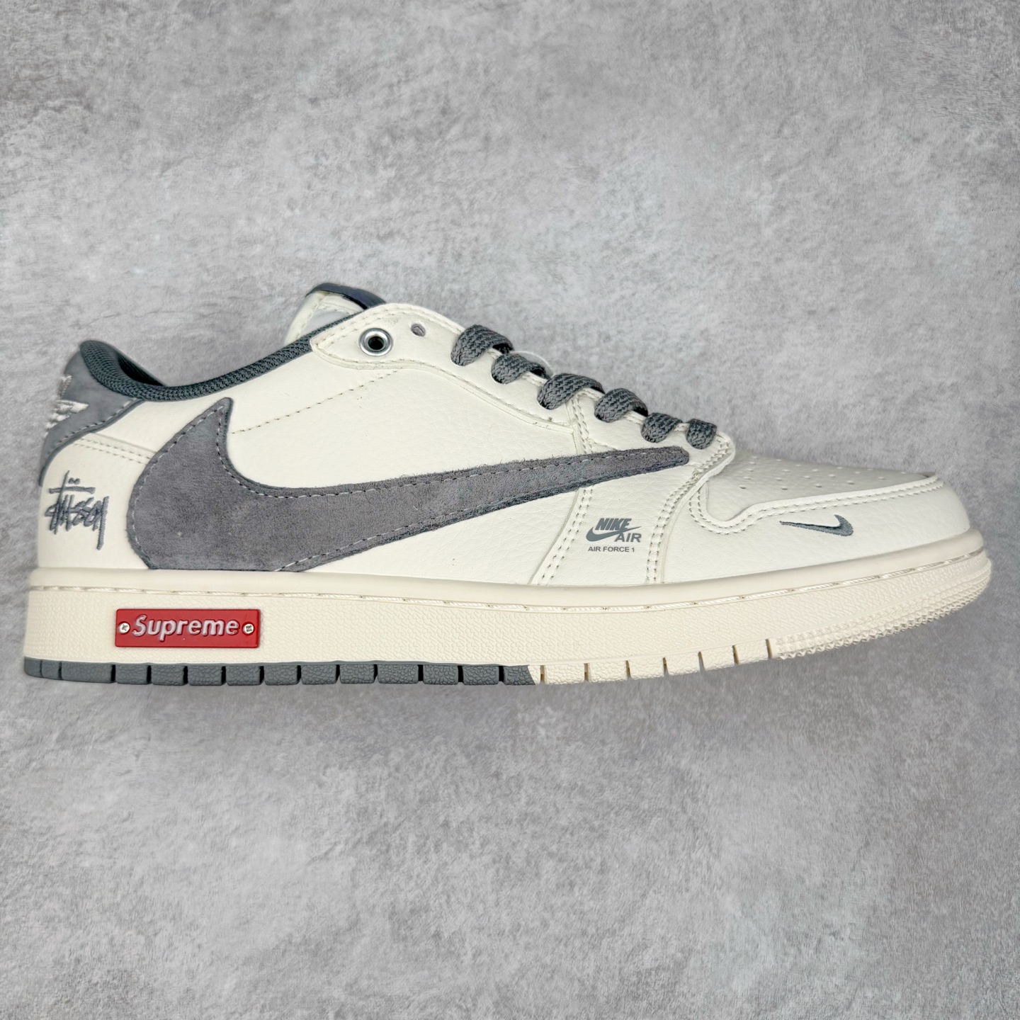 TS x Air Jordan AJ1 Low 倒钩低帮联名定制配色 SJ2068-125 原厂内置气垫魔块 A模大底 头层小牛皮 鞋舌AJ原厂专用牛津布+AJ专用反口珍珠布+原厂无杂质高弹内里海棉+特殊封边弹力鞋带 实拍调校N版已经零色差零失真 百分百还原实物色彩所见即所得 不存在货不对板色差等低级问题 选购参考实物拍摄 不混卖不参货 只用心做好货严格选品 承诺混一赔十 尺码：36 36.5 37.5 38 38.5 39 40 40.5 41 42 42.5 43 44 44.5 45-选品中心