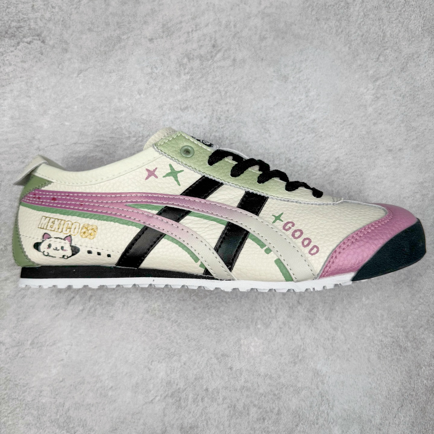 Asics Onitsuka Tiger MEXICO 66 亚瑟士鬼冢虎复古经典板鞋 市场王者选手 海外订单工厂出品 长期生产补货永不断码 超成熟稳定的做工品控 原装全套纸板楦头开发 原汁原味 完美呈现版型 私模正确鞋底咬花纹路 一比一鞋头弧度高度鞋身弧度 绝不口嗨 细节品控鞋型随意秒杀市面 原档咬花纹路私模大底 一个单元有六个三角形 总体形拼接呈现花瓣状 官方四联吊牌 原装Ortholite轻量化鞋垫 原盒原配 质保卡 说明书 钢印防尘纸 纸板中底带钢印 乳胶组合鞋垫 支持全方位的对比专柜 产品从款式颜色造型上体现出追求舒适和细节的完美 鞋类更是推崇手工制作的严谨与完美 融舒适性与可穿性的设计风格 注重细节的完美和别致魅力 既保持稳重 又不失轻松的时尚感 尺码：36 37 37.5 38 39 39.5 40 40.5 41.5 42 42.5 43.5 44 45-选品中心