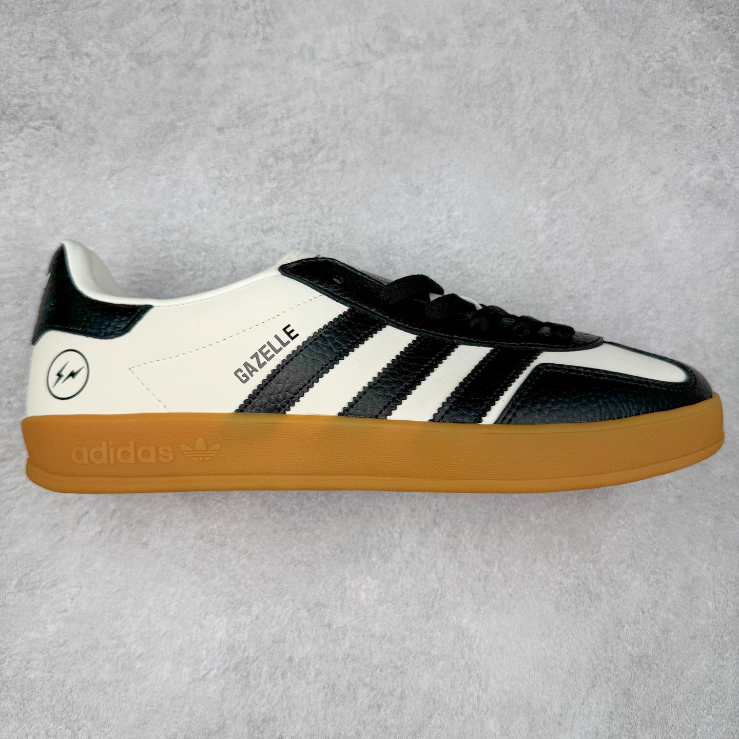 ＃C2 AD Gazelle Indoor Trainers 羚羊内训系列低帮复古百搭休闲运动德训风板鞋 SC9207 90年代经典的复刻版！自60年代以足球训练鞋面世以来,Gazelle就以其经典设计席卷全球。1991年版本的复刻,再造经典Gazelle。采用皮革打造,搭配浊色细节,让这款经典更加简约。尺码：36 36⅔ 37⅓ 38 38⅔ 39⅓ 40 40⅔ 41⅓ 42 42⅔ 43⅓ 44⅓ 44⅔ 45-选品中心