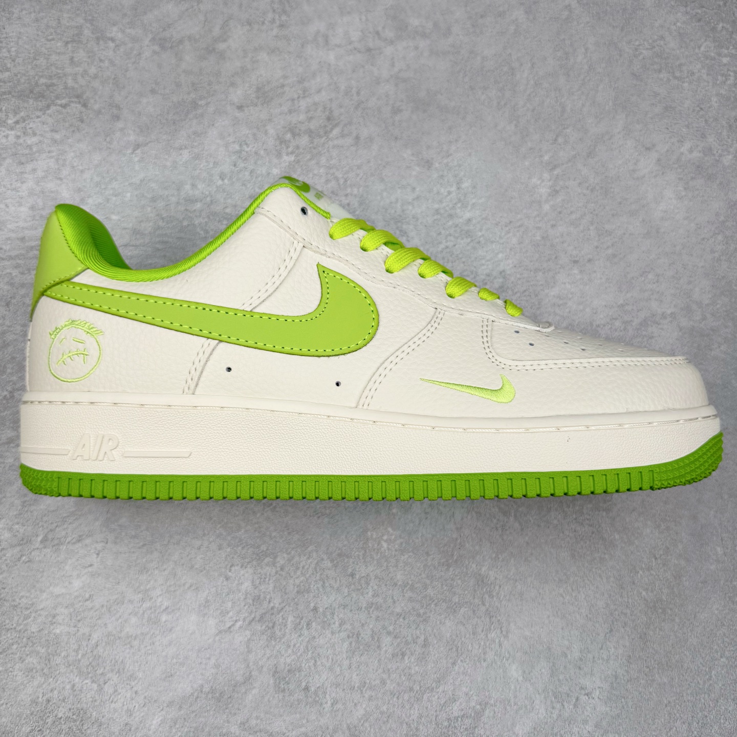 NK Air Force 1´07 Low 空军一号低帮百搭休闲运动板鞋 DF0188-070 柔软、弹性十足的缓震性能和出色的中底设计 横跨复古与现代的外型结合 造就出风靡全球 三十多年的Force 1 直到今天还深受青睐 实拍调校N版已经零色差零失真 百分百还原实物色彩所见即所得 不存在货不对板色差等低级问题 选购参考实物拍摄 不混卖不参货 只用心做好货严格选品 承诺混一赔十 尺码：36 36.5 37.5 38 38.5 39 40 40.5 41 42 42.5 43 44 44.5 45-选品中心