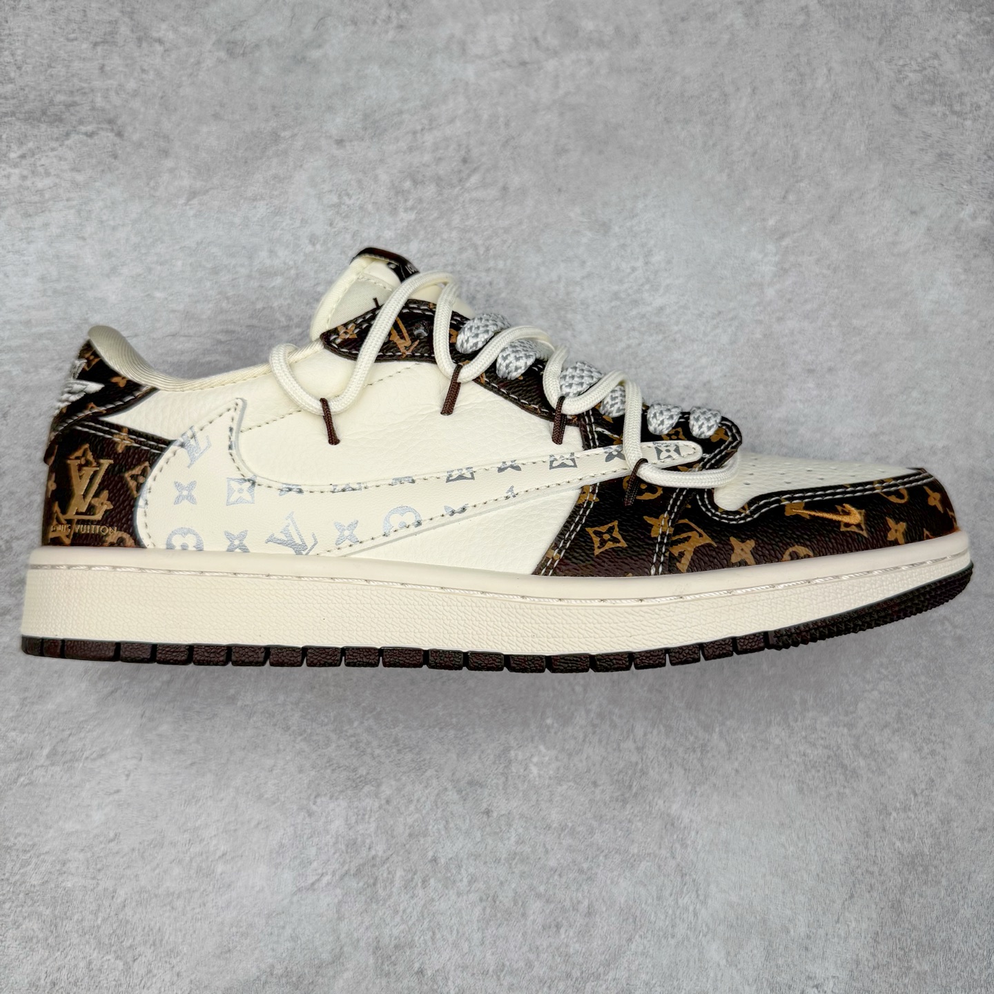 TS x Air Jordan AJ1 Low 倒钩低帮联名定制配色 DM6868-101 原厂内置气垫魔块 A模大底 头层小牛皮 鞋舌AJ原厂专用牛津布+AJ专用反口珍珠布+原厂无杂质高弹内里海棉+特殊封边弹力鞋带 实拍调校N版已经零色差零失真 百分百还原实物色彩所见即所得 不存在货不对板色差等低级问题 选购参考实物拍摄 不混卖不参货 只用心做好货严格选品 承诺混一赔十 尺码：36 36.5 37.5 38 38.5 39 40 40.5 41 42 42.5 43 44 44.5 45-选品中心