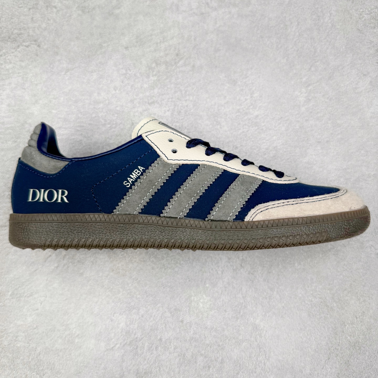 ＃C2 AD Original Samba OG 复古经典轻便板鞋 定制配色 DX0007 这款桑巴鞋展示了高质量的工艺 带有装饰的超锁缝制和无缝的手感 柔软、柔软的皮革造型和标志性的3条纹完成了精致的外观 正规合身鞋带 鞋面上有绒面鞋垫 橡胶鞋底 享受正畸套筒软感 自50年代首次亮相以来就一直在赢得粉丝的青睐 尺码：36 36.5 37.5 38 38.5 39 40 40.5 41 42 42.5 43 44 44.5 45-选品中心