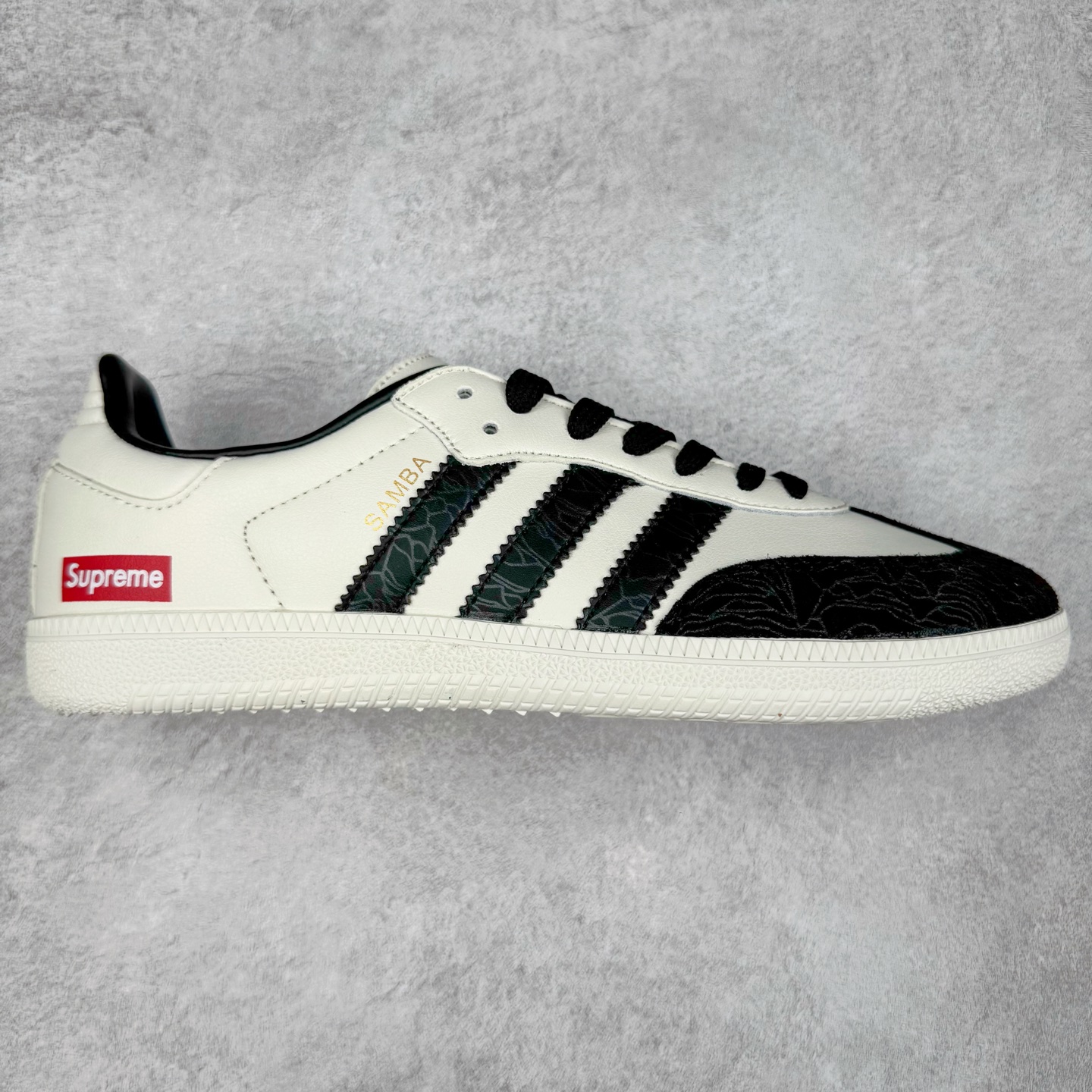 ＃C2 AD Original Samba OG 复古经典轻便板鞋 定制配色 GJ75807 这款桑巴鞋展示了高质量的工艺 带有装饰的超锁缝制和无缝的手感 柔软、柔软的皮革造型和标志性的3条纹完成了精致的外观 正规合身鞋带 鞋面上有绒面鞋垫 橡胶鞋底 享受正畸套筒软感 自50年代首次亮相以来就一直在赢得粉丝的青睐 尺码：36 36.5 37.5 38 38.5 39 40 40.5 41 42 42.5 43 44 44.5 45-选品中心