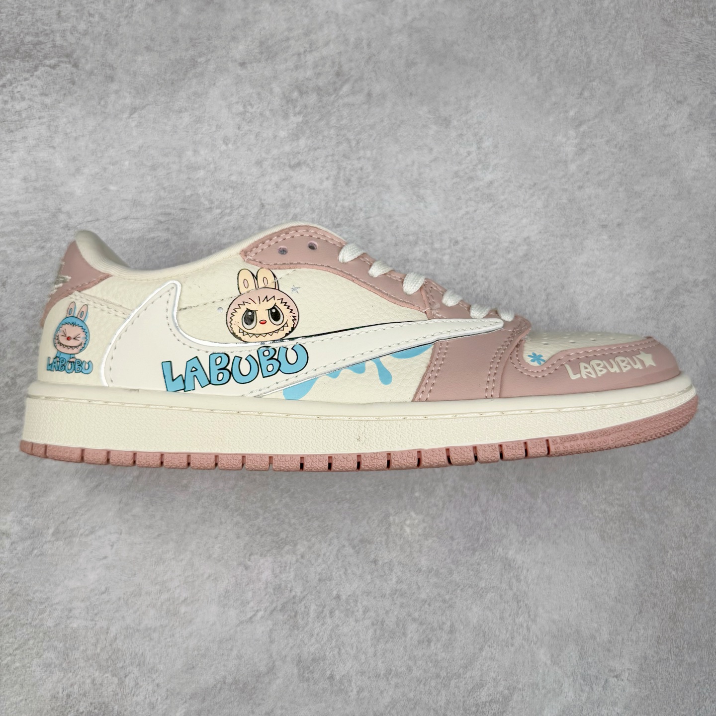 TS x Air Jordan AJ1 Low 倒钩低帮联名定制配色 XB1979-011 原厂内置气垫魔块 A模大底 头层小牛皮 鞋舌AJ原厂专用牛津布+AJ专用反口珍珠布+原厂无杂质高弹内里海棉+特殊封边弹力鞋带 实拍调校N版已经零色差零失真 百分百还原实物色彩所见即所得 不存在货不对板色差等低级问题 选购参考实物拍摄 不混卖不参货 只用心做好货严格选品 承诺混一赔十 尺码：36 36.5 37.5 38 38.5 39 40 40.5 41 42 42.5 43 44 44.5 45-选品中心