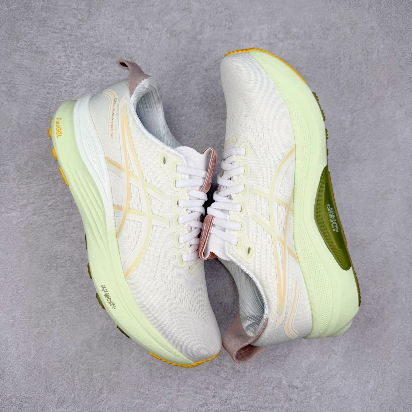 图片[3]-Asics Gel-Kayano 32 亚瑟士卡亚诺32代低帮专业有氧超轻量休闲运动全能慢跑鞋全球知名运动品牌ASICS正式推出新款GEL-KAYANO 32跑鞋，旨在通过全新稳定结构以提升产品可适性，满足跑者的足部稳定需求，让每一位跑者从起跑到结束都能够感受到焕然一新的稳定性与舒适性，从而帮助更多人找到身心平衡，获得自在舒适的健康生活方式。秉持着ASICS亚瑟士的设计哲学，全新一代GEL-KAYANO 32应运而生。为进一步升级产品的稳定性，GEL-KAYANO 采用了全新4D引导系统，通过内侧稳定装置提升可适性，满足足部稳定需求，帮助足弓迅速返回到平衡位置。作为基于生物力学研究打造的全新稳定结构，4D引导系统不仅提升了跑鞋对双脚的支撑性，它还将人体不同的运动状态纳入设计考量，帮助跑者在多种跑动强度下获得充足的稳定性和理想的舒适度。尺码：36 37 37.5 38 39.5 40 40.5 41.5 42 42.5 43.5 44 44.5 45-选品中心