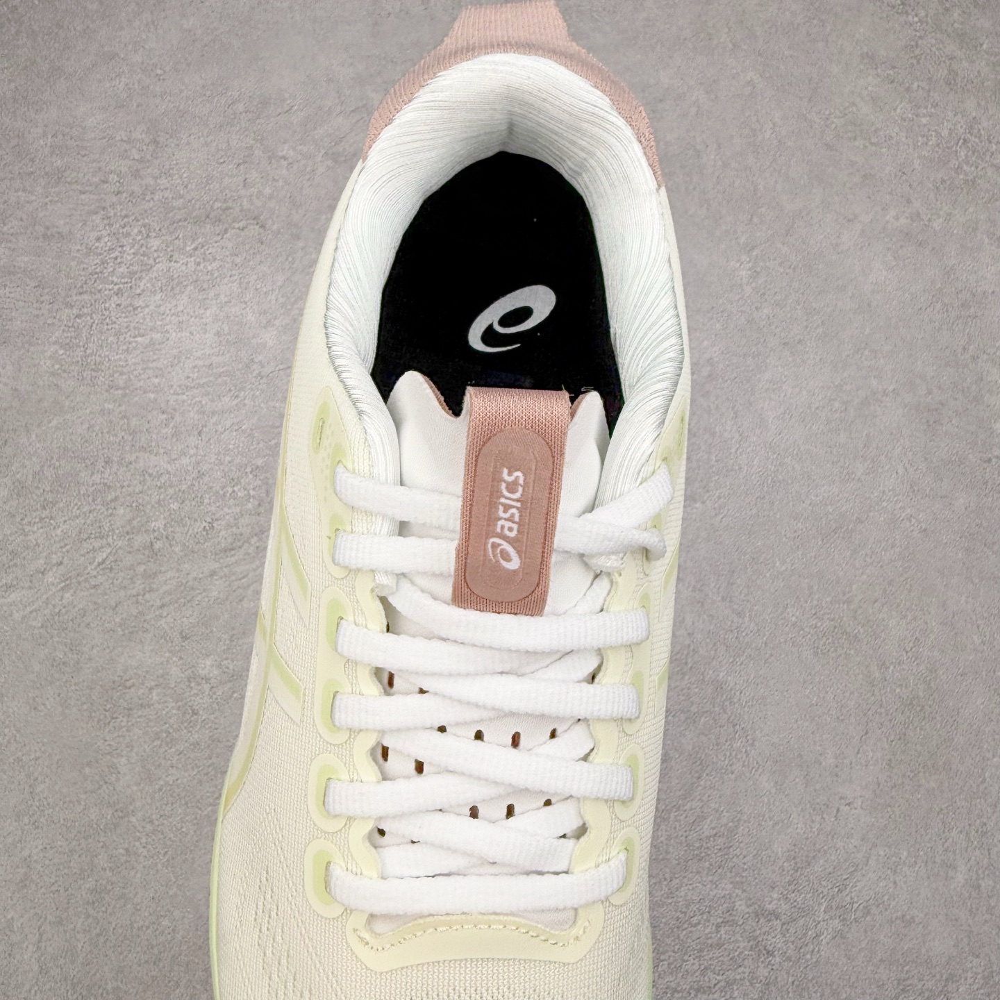 图片[5]-Asics Gel-Kayano 32 亚瑟士卡亚诺32代低帮专业有氧超轻量休闲运动全能慢跑鞋全球知名运动品牌ASICS正式推出新款GEL-KAYANO 32跑鞋，旨在通过全新稳定结构以提升产品可适性，满足跑者的足部稳定需求，让每一位跑者从起跑到结束都能够感受到焕然一新的稳定性与舒适性，从而帮助更多人找到身心平衡，获得自在舒适的健康生活方式。秉持着ASICS亚瑟士的设计哲学，全新一代GEL-KAYANO 32应运而生。为进一步升级产品的稳定性，GEL-KAYANO 采用了全新4D引导系统，通过内侧稳定装置提升可适性，满足足部稳定需求，帮助足弓迅速返回到平衡位置。作为基于生物力学研究打造的全新稳定结构，4D引导系统不仅提升了跑鞋对双脚的支撑性，它还将人体不同的运动状态纳入设计考量，帮助跑者在多种跑动强度下获得充足的稳定性和理想的舒适度。尺码：36 37 37.5 38 39.5 40 40.5 41.5 42 42.5 43.5 44 44.5 45-选品中心