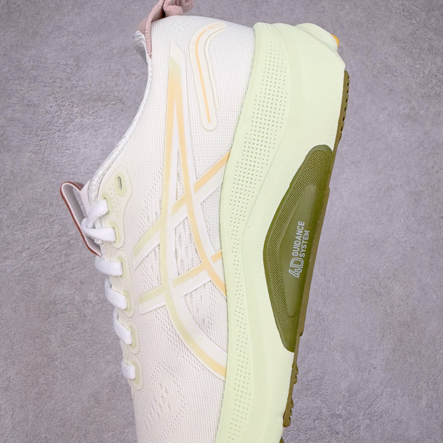 图片[7]-Asics Gel-Kayano 32 亚瑟士卡亚诺32代低帮专业有氧超轻量休闲运动全能慢跑鞋全球知名运动品牌ASICS正式推出新款GEL-KAYANO 32跑鞋，旨在通过全新稳定结构以提升产品可适性，满足跑者的足部稳定需求，让每一位跑者从起跑到结束都能够感受到焕然一新的稳定性与舒适性，从而帮助更多人找到身心平衡，获得自在舒适的健康生活方式。秉持着ASICS亚瑟士的设计哲学，全新一代GEL-KAYANO 32应运而生。为进一步升级产品的稳定性，GEL-KAYANO 采用了全新4D引导系统，通过内侧稳定装置提升可适性，满足足部稳定需求，帮助足弓迅速返回到平衡位置。作为基于生物力学研究打造的全新稳定结构，4D引导系统不仅提升了跑鞋对双脚的支撑性，它还将人体不同的运动状态纳入设计考量，帮助跑者在多种跑动强度下获得充足的稳定性和理想的舒适度。尺码：36 37 37.5 38 39.5 40 40.5 41.5 42 42.5 43.5 44 44.5 45-选品中心