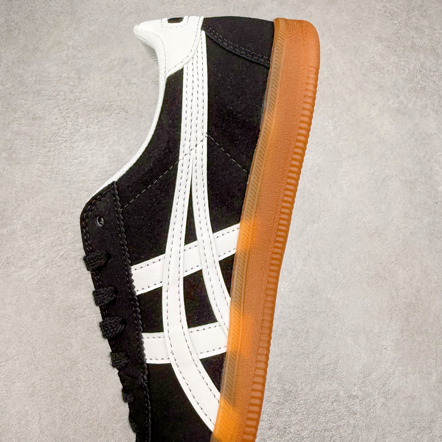 图片[7]-Asics Onitsuka Tige TOKUTEN 亚瑟士鬼冢虎男女士复古跑鞋街拍潮鞋低帮板鞋经典款中性复古运动鞋 轻盈舒适 时尚与复古与一体 轻盈的款式 适合夏天~简单的设定配合修长的线条 全鞋身均以麖皮打造 散发着日本新一代的潮流品味 无论配衬任何造型都能胜任 Tokuten 精神来自80年代的室内用鞋 T-TOE前足补强设计 环状中底底部结构 橡胶大底元素 防滑耐磨的同时保持着鞋子的轻盈 并提供良好牵引力 脚感柔软舒适 长时间行走也不会觉得脚部不适 经典复刻款 休闲百搭 中性款男女都可穿 尺码：36 37 37.5 38 39 40.5 41.5 42 42.5 43.5 44 45-选品中心