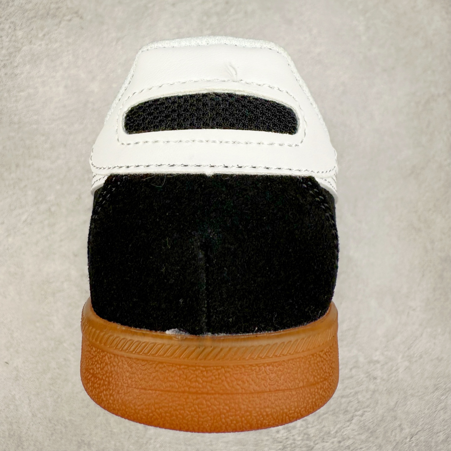 图片[8]-Asics Onitsuka Tige TOKUTEN 亚瑟士鬼冢虎男女士复古跑鞋街拍潮鞋低帮板鞋经典款中性复古运动鞋 轻盈舒适 时尚与复古与一体 轻盈的款式 适合夏天~简单的设定配合修长的线条 全鞋身均以麖皮打造 散发着日本新一代的潮流品味 无论配衬任何造型都能胜任 Tokuten 精神来自80年代的室内用鞋 T-TOE前足补强设计 环状中底底部结构 橡胶大底元素 防滑耐磨的同时保持着鞋子的轻盈 并提供良好牵引力 脚感柔软舒适 长时间行走也不会觉得脚部不适 经典复刻款 休闲百搭 中性款男女都可穿 尺码：36 37 37.5 38 39 40.5 41.5 42 42.5 43.5 44 45-选品中心