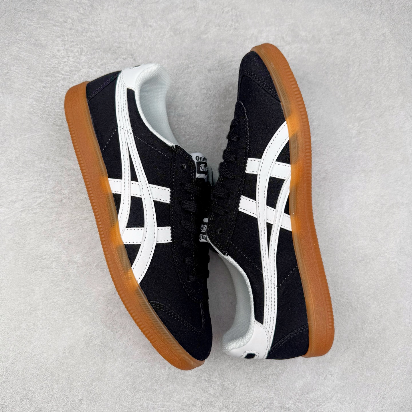 图片[3]-Asics Onitsuka Tige TOKUTEN 亚瑟士鬼冢虎男女士复古跑鞋街拍潮鞋低帮板鞋经典款中性复古运动鞋 轻盈舒适 时尚与复古与一体 轻盈的款式 适合夏天~简单的设定配合修长的线条 全鞋身均以麖皮打造 散发着日本新一代的潮流品味 无论配衬任何造型都能胜任 Tokuten 精神来自80年代的室内用鞋 T-TOE前足补强设计 环状中底底部结构 橡胶大底元素 防滑耐磨的同时保持着鞋子的轻盈 并提供良好牵引力 脚感柔软舒适 长时间行走也不会觉得脚部不适 经典复刻款 休闲百搭 中性款男女都可穿 尺码：36 37 37.5 38 39 40.5 41.5 42 42.5 43.5 44 45-选品中心