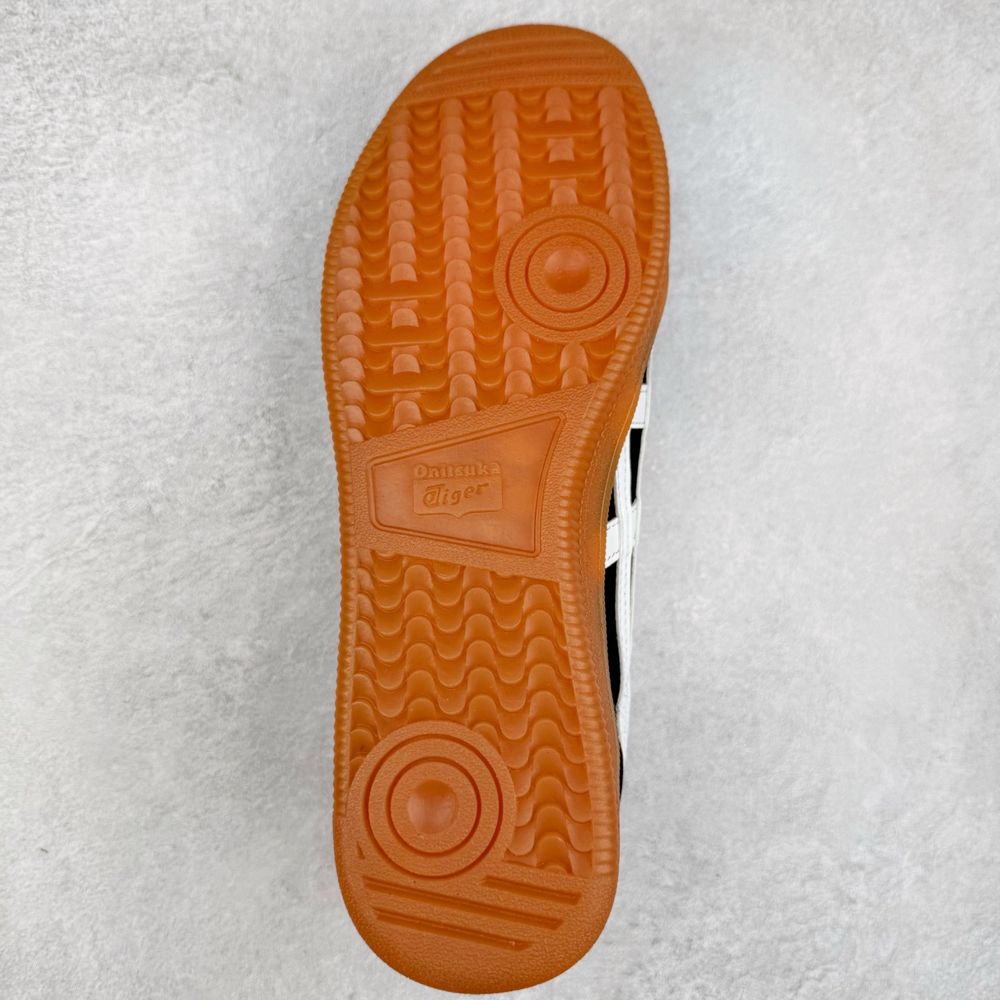 图片[9]-Asics Onitsuka Tige TOKUTEN 亚瑟士鬼冢虎男女士复古跑鞋街拍潮鞋低帮板鞋经典款中性复古运动鞋 轻盈舒适 时尚与复古与一体 轻盈的款式 适合夏天~简单的设定配合修长的线条 全鞋身均以麖皮打造 散发着日本新一代的潮流品味 无论配衬任何造型都能胜任 Tokuten 精神来自80年代的室内用鞋 T-TOE前足补强设计 环状中底底部结构 橡胶大底元素 防滑耐磨的同时保持着鞋子的轻盈 并提供良好牵引力 脚感柔软舒适 长时间行走也不会觉得脚部不适 经典复刻款 休闲百搭 中性款男女都可穿 尺码：36 37 37.5 38 39 40.5 41.5 42 42.5 43.5 44 45-选品中心