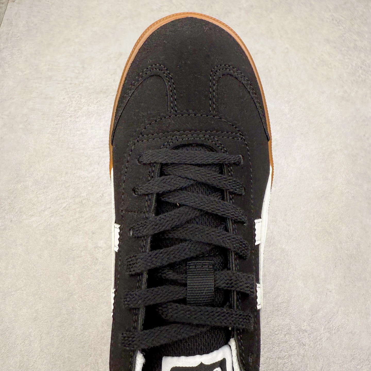 图片[4]-Asics Onitsuka Tige TOKUTEN 亚瑟士鬼冢虎男女士复古跑鞋街拍潮鞋低帮板鞋经典款中性复古运动鞋 轻盈舒适 时尚与复古与一体 轻盈的款式 适合夏天~简单的设定配合修长的线条 全鞋身均以麖皮打造 散发着日本新一代的潮流品味 无论配衬任何造型都能胜任 Tokuten 精神来自80年代的室内用鞋 T-TOE前足补强设计 环状中底底部结构 橡胶大底元素 防滑耐磨的同时保持着鞋子的轻盈 并提供良好牵引力 脚感柔软舒适 长时间行走也不会觉得脚部不适 经典复刻款 休闲百搭 中性款男女都可穿 尺码：36 37 37.5 38 39 40.5 41.5 42 42.5 43.5 44 45-选品中心