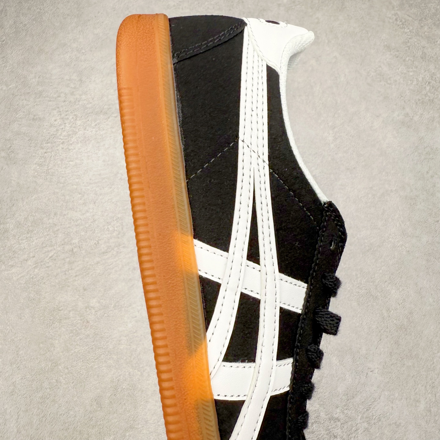 图片[6]-Asics Onitsuka Tige TOKUTEN 亚瑟士鬼冢虎男女士复古跑鞋街拍潮鞋低帮板鞋经典款中性复古运动鞋 轻盈舒适 时尚与复古与一体 轻盈的款式 适合夏天~简单的设定配合修长的线条 全鞋身均以麖皮打造 散发着日本新一代的潮流品味 无论配衬任何造型都能胜任 Tokuten 精神来自80年代的室内用鞋 T-TOE前足补强设计 环状中底底部结构 橡胶大底元素 防滑耐磨的同时保持着鞋子的轻盈 并提供良好牵引力 脚感柔软舒适 长时间行走也不会觉得脚部不适 经典复刻款 休闲百搭 中性款男女都可穿 尺码：36 37 37.5 38 39 40.5 41.5 42 42.5 43.5 44 45-选品中心